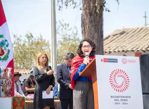 Ministra de Cultura, Leslie Urteaga, encabezó en la plaza de Armas de Quinua, en Ayacucho, la ceremonia conmemorativa por los 200 años del arribo del libertador Simón Bolívar al Perú. ANDINA/Difusión