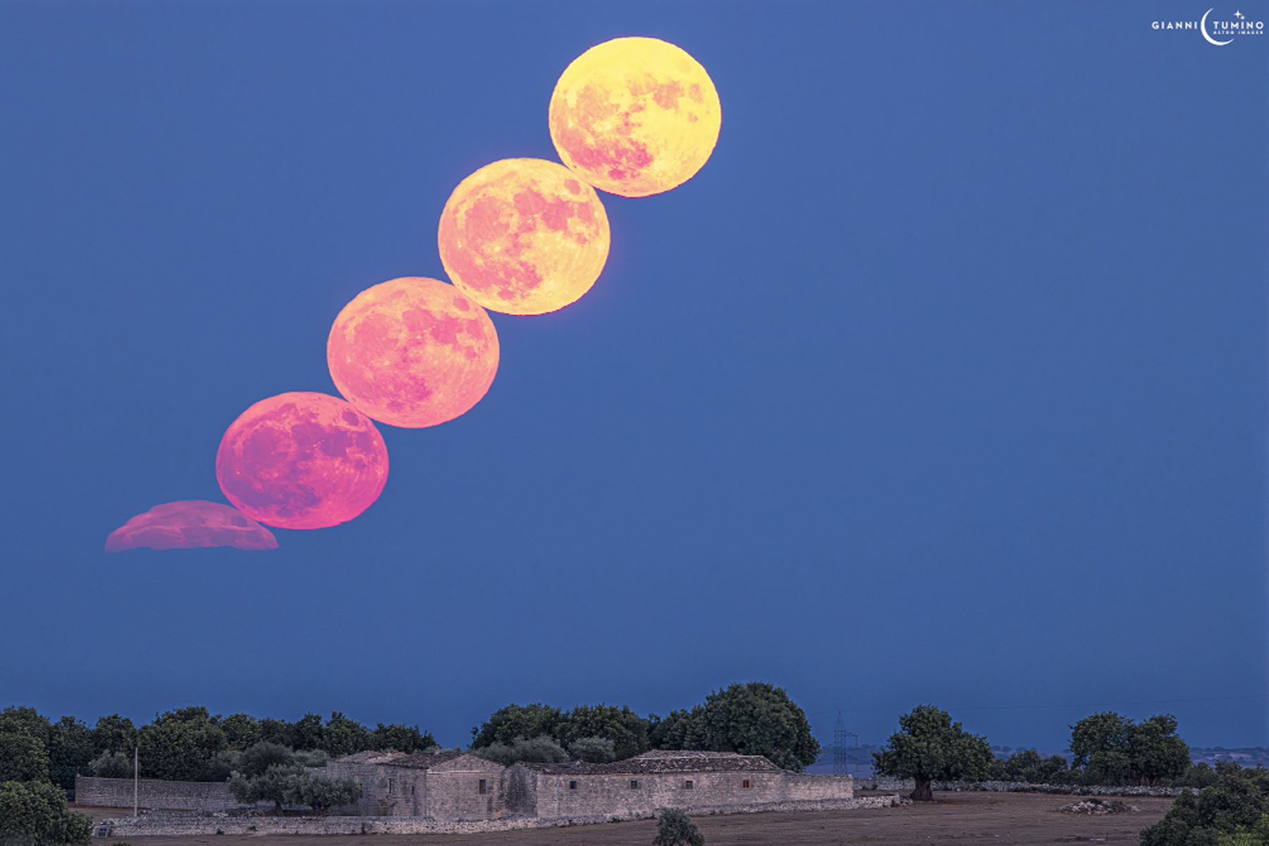 Esta Luna llena fue la segunda en agosto, por lo que es conocida como una Luna azul. Foto: Gianni Tumino/NASA