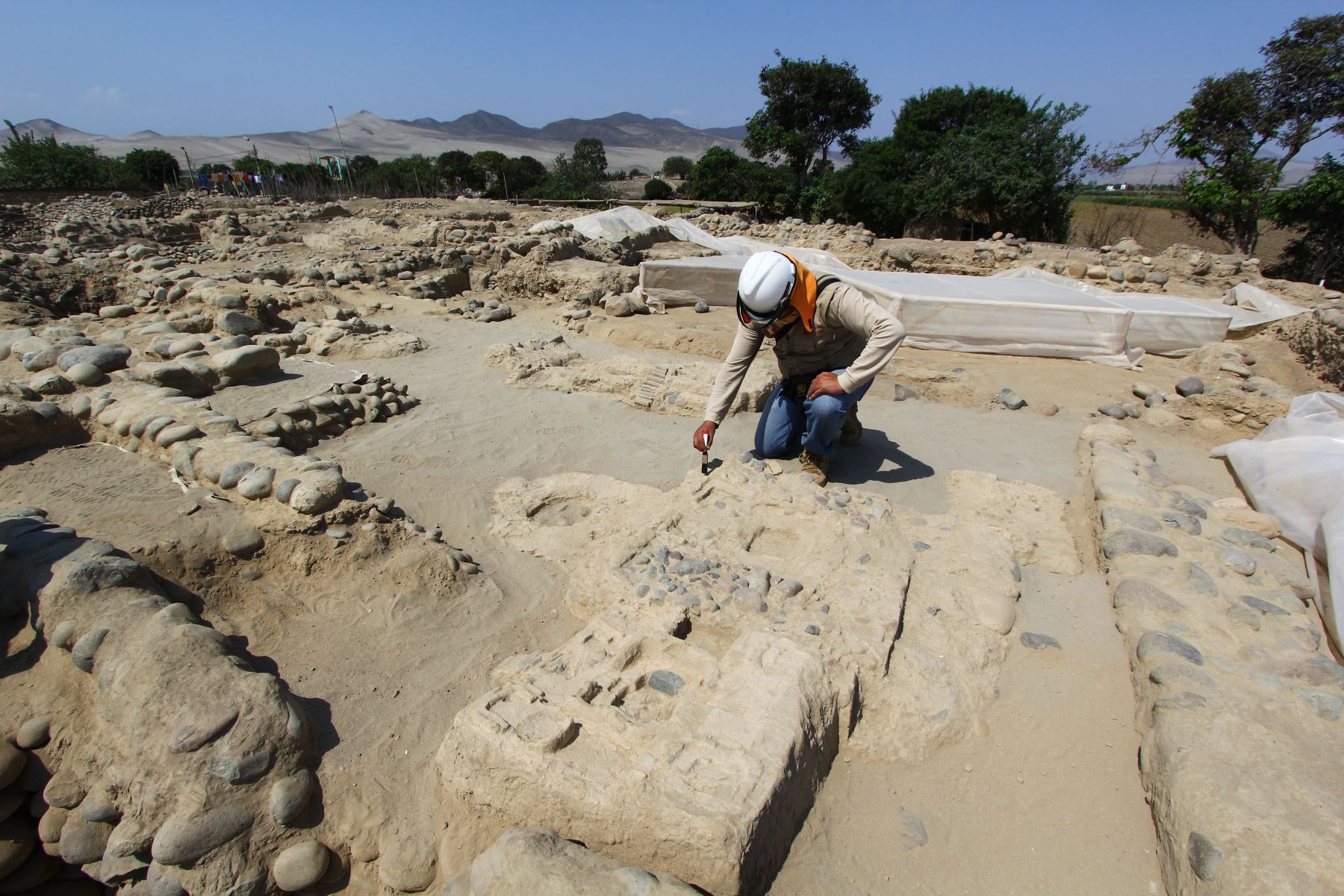 Arqueólogos peruanos descubrieron cuatro maquetas a escala de los edificios piramidales de la Ciudad Sagrada de Caral. ANDINA/Daniel Bracamonte