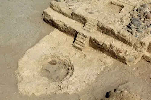 Una maqueta a escala similar a esta fue hallada en la Ciudad Sagrada de Caral. La maqueta representaría una plaza circular hundida que sería el modelo de las plazas descubiertas en este sitio arqueológico. ANDINA/Daniel Bracamonte