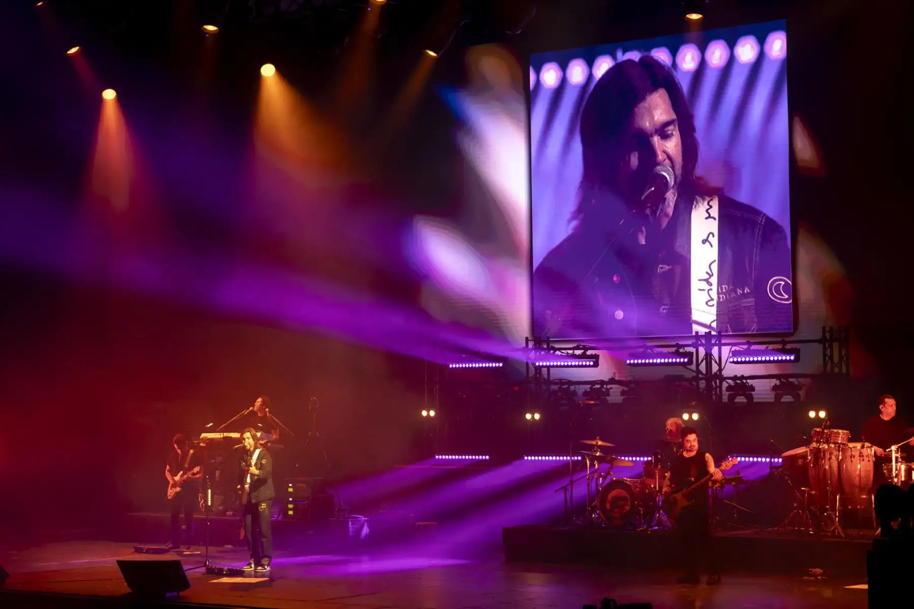 El cantante colombiano Juanes durante el concierto que ofrece en el festival Starlite el viernes por la noche en la localidad malagueña de Marbella. Foto: EFE