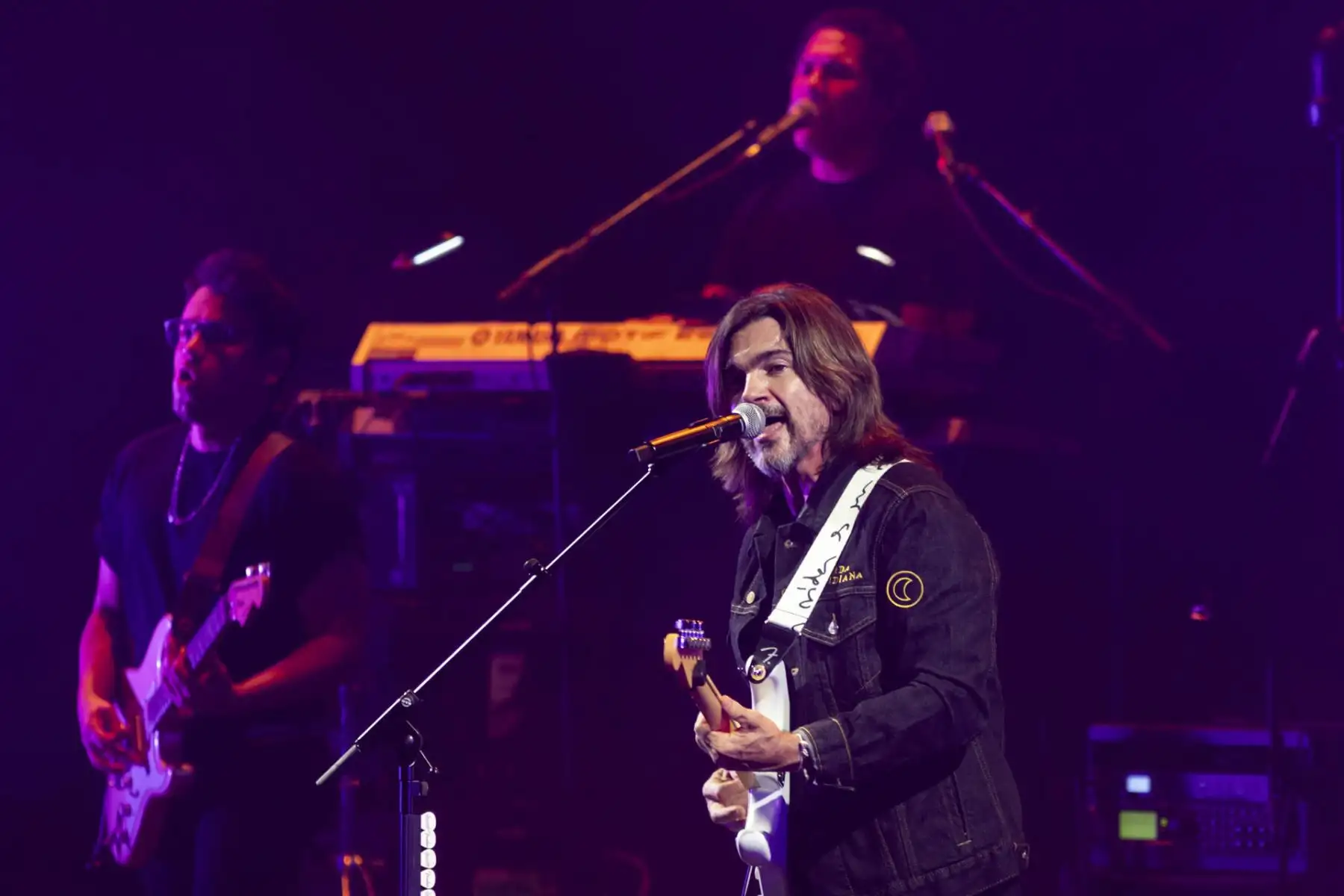 El cantante colombiano Juanes durante el concierto que ofrece en el festival Starlite el viernes por la noche en la localidad malagueña de Marbella. Foto: EFE