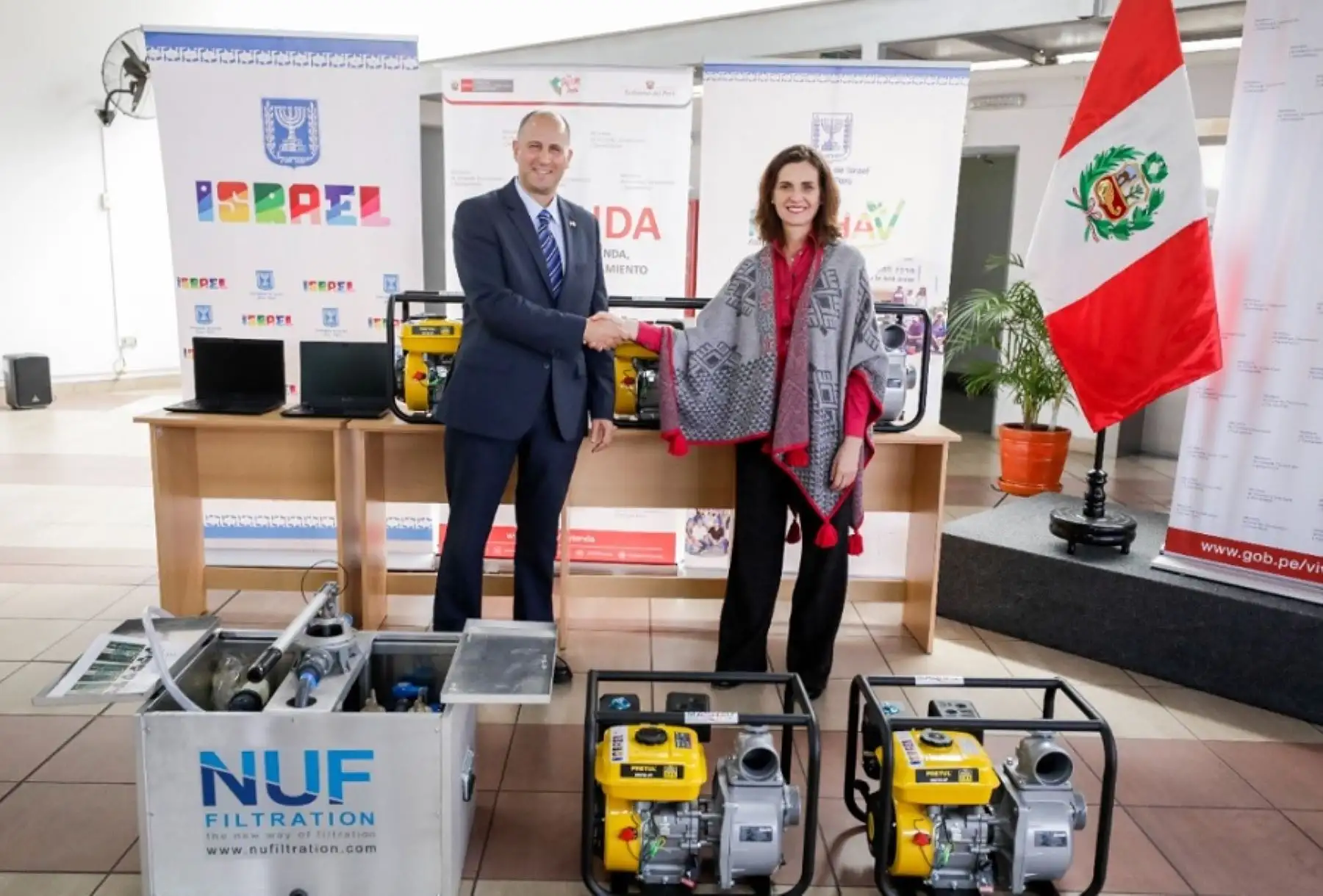 El Ministerio de Vivienda, Construcción y Saneamiento recibió un importante lote de donaciones de parte de la Embajada de Israel en el Perú, que consistió en cinco motobombas, un biobaño, un biogestor compacto y un sistema 
purificador de agua; equipos que serán destinados a diversas regiones del país y que ayudarán a mitigar el impacto del Fenómeno El Niño.