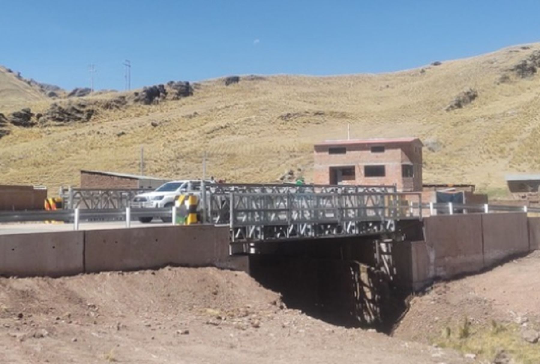 El ministerio de Transportes y Comunicaciones, a través de su unidad ejecutora Provías Nacional, instala tres puentes modulares en el Cusco con el objetivo de mejorar e incrementar la eficiencia del transporte terrestre en dicha región.