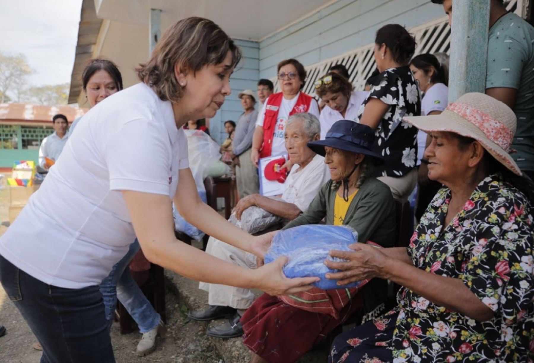 Con el objetivo de prevenir los embates de las bajas temperaturas que afectan a las personas más vulnerables en las zonas alejas del país, la ministra de la Mujer y Poblaciones Vulnerables (MIMP), Nancy Tolentino Gamarra, en el marco del Plan Multisectorial ante Heladas y Friaje 2022 - 2024 entregó kits de abrigo a la comunidad nativa de Las Mercedes en el distrito de Laberinto, región de Madre de Dios.