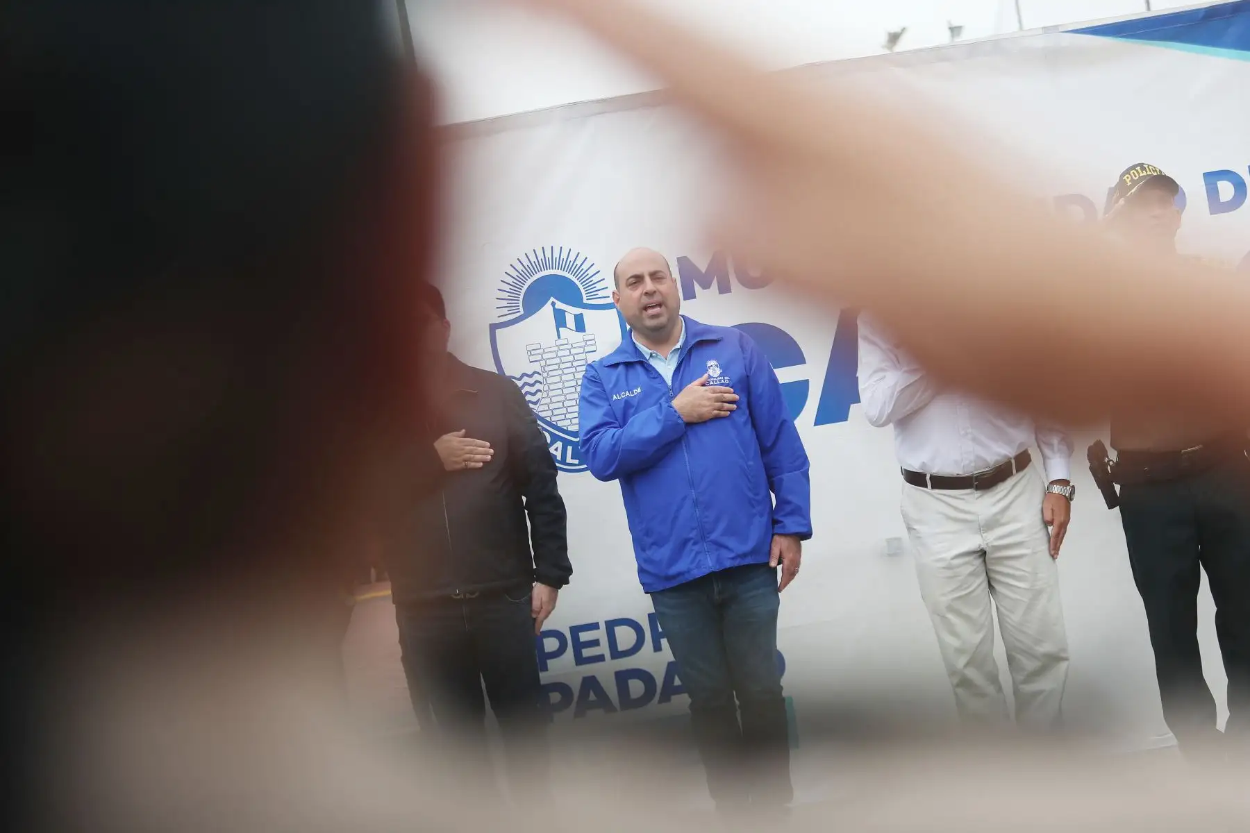 El alcalde del Callao, Pedro Spadaro, anunció que el martes entregará al sector Interior 50 camionetas y 160 policías participarán de las labores de patrullaje. "Estamos haciendo esfuerzos conjuntos para darle seguridad la población", añadió.
Foto: ANDINA/Ricardo Cuba