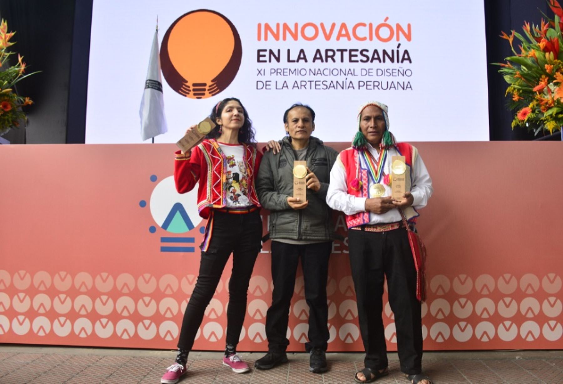 El Ministerio de Comercio Exterior y Turismo  presentó a los tres ganadores de la XI edición del Premio Nacional de Diseño de la Artesanía Peruana, importante concurso que distingue el diseño como 
factor crítico y relevante en los procesos de innovación y en los procesos creativos para impulsar la competitividad en el sector artesanal.