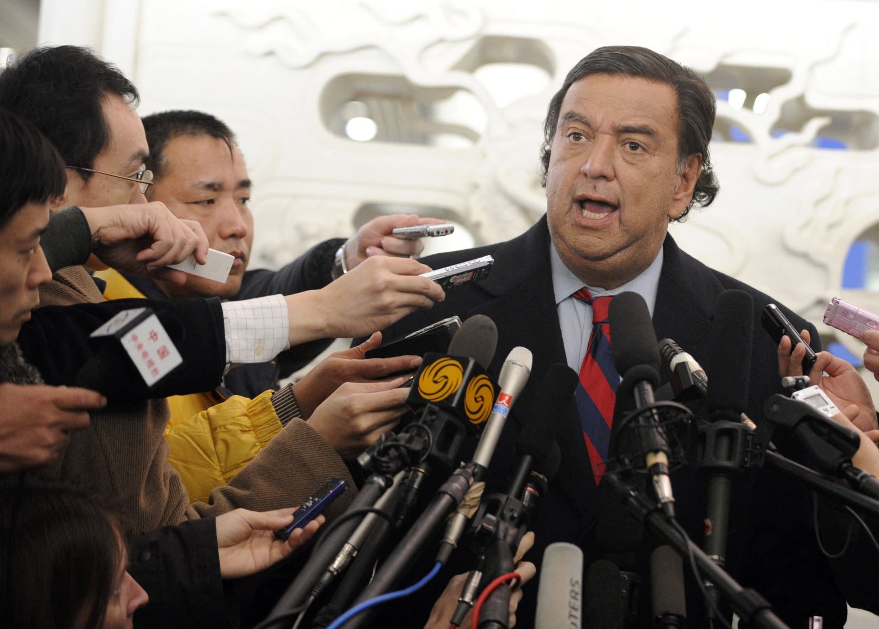 En esta fotografía de archivo tomada el 21 de diciembre de 2010, se ve al ex gobernador de Nuevo México y ex embajador de Estados Unidos ante las Naciones Unidas, Bill Richardson, hablando con los medios de comunicación al llegar al aeropuerto de Beijing procedente de Corea del Norte, después de una misión destinada a restablecer la calma. Foto: AFP