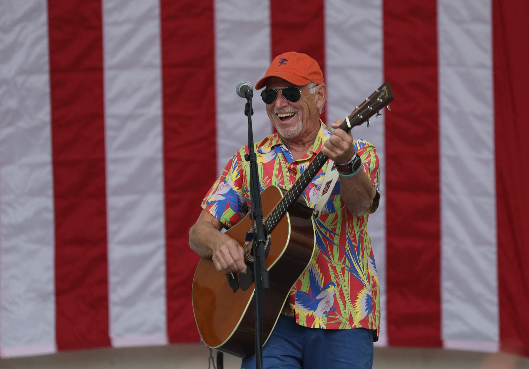 El músico estadounidense Jimmy Buffett actúa en un mitin Get Out the Vote para el senador estadounidense Bill Nelson y el candidato demócrata a gobernador de Florida, Andrew Gillum, en el Anfiteatro Meyer el 3 de noviembre de 2018 en West Palm Beach, Florida. Foto: AFP