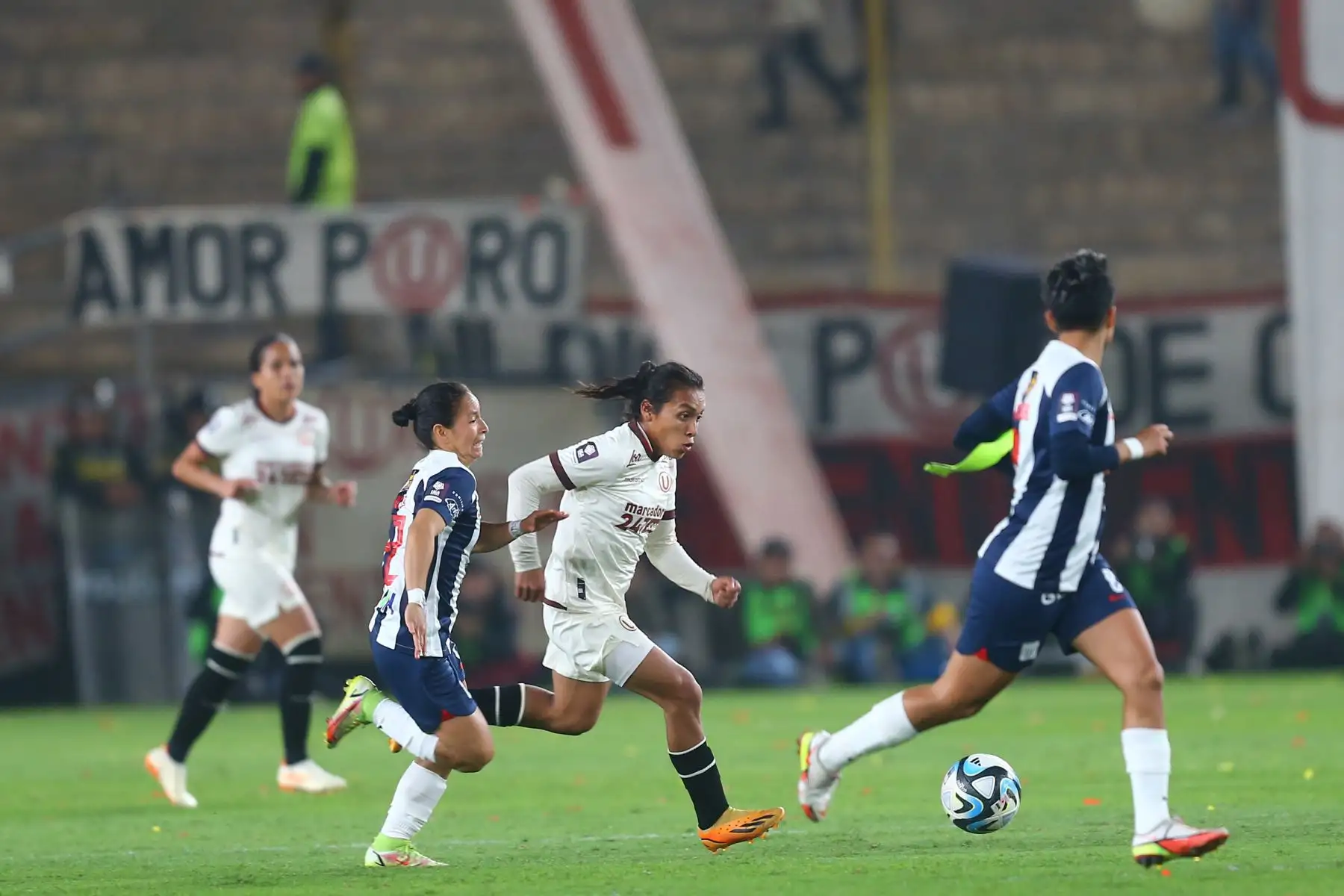 Universitario de Deportes es el campeón  de la Liga Femenina Apuesta Total 2023, tras vencer a Alianza Lima 2 a 0 en  el clásico del futbol femenino jugado en el estadio Monumental de Ate. En la imagen, La jugadora de Universitario, Luz Campoverde. 
Foto: ANDINA/Eddy Ramos