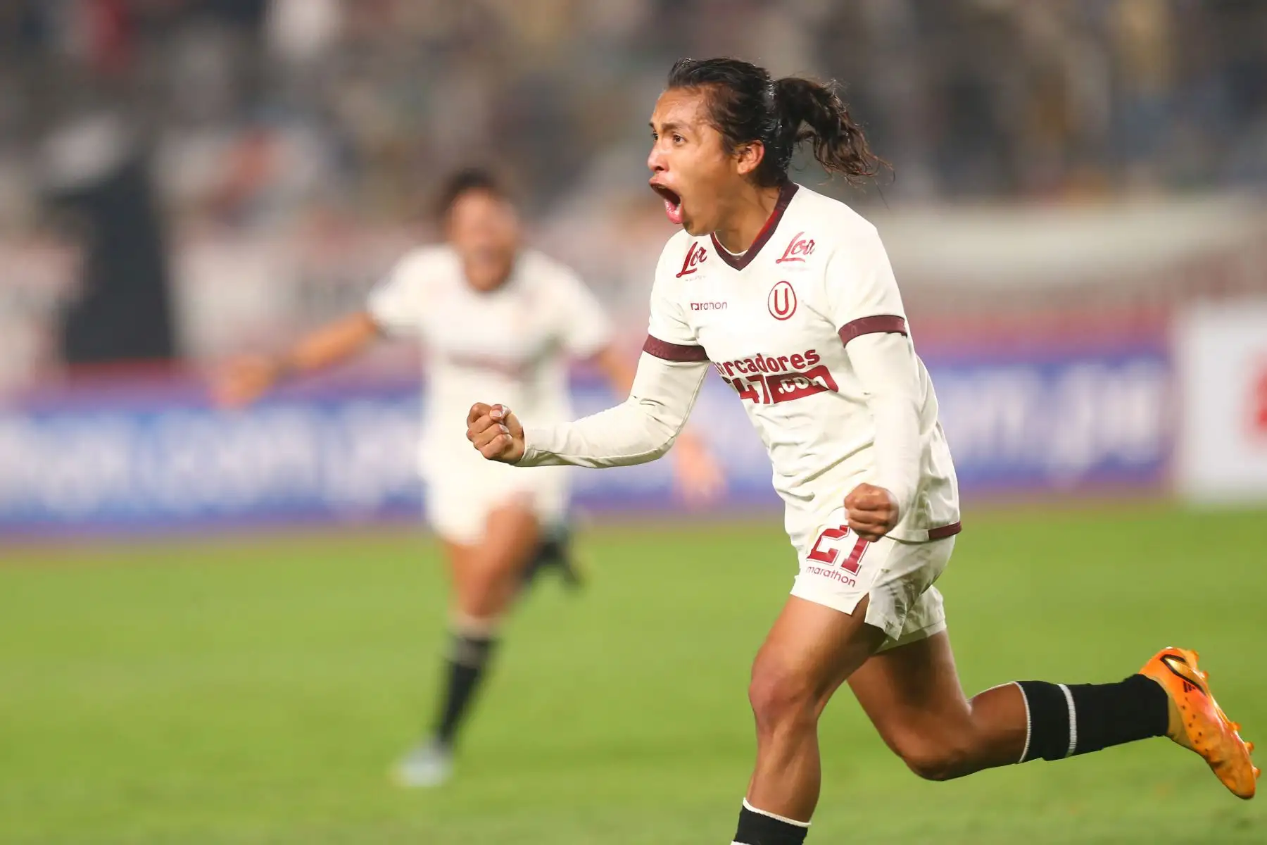 La jugadora Luz Campoverde de  Universitario de Deportes  celebra su gol anotado ante  Alianza Lima en el estadio Monumental de Ate.
Foto: ANDINA/Eddy Ramos