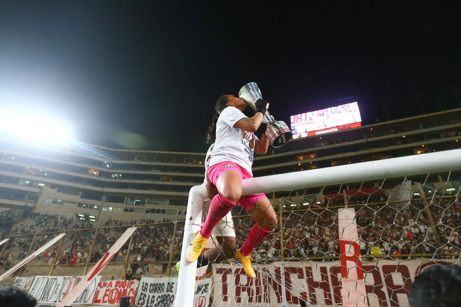 Universitario de Deportes es el campeón  de la Liga Femenina Apuesta Total 2023, tras vencer a Alianza Lima 2 a 0 en  el clásico del futbol femenino jugado en el estadio Monumental de Ate.
Foto: ANDINA/Eddy Ramos