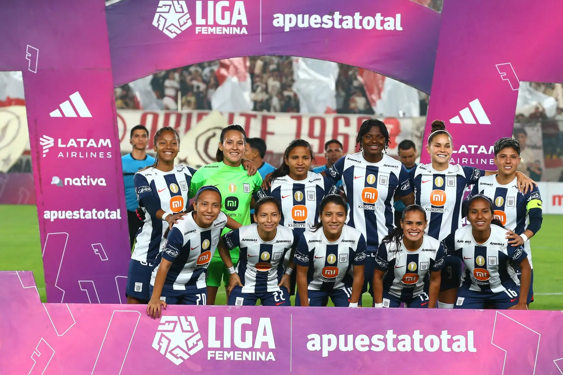 Universitario de Deportes es el campeón  de la Liga Femenina Apuesta Total 2023, tras vencer a Alianza Lima 2 a 0 en  el clásico del futbol femenino jugado en el estadio Monumental de Ate.
Foto: ANDINA/Eddy Ramos