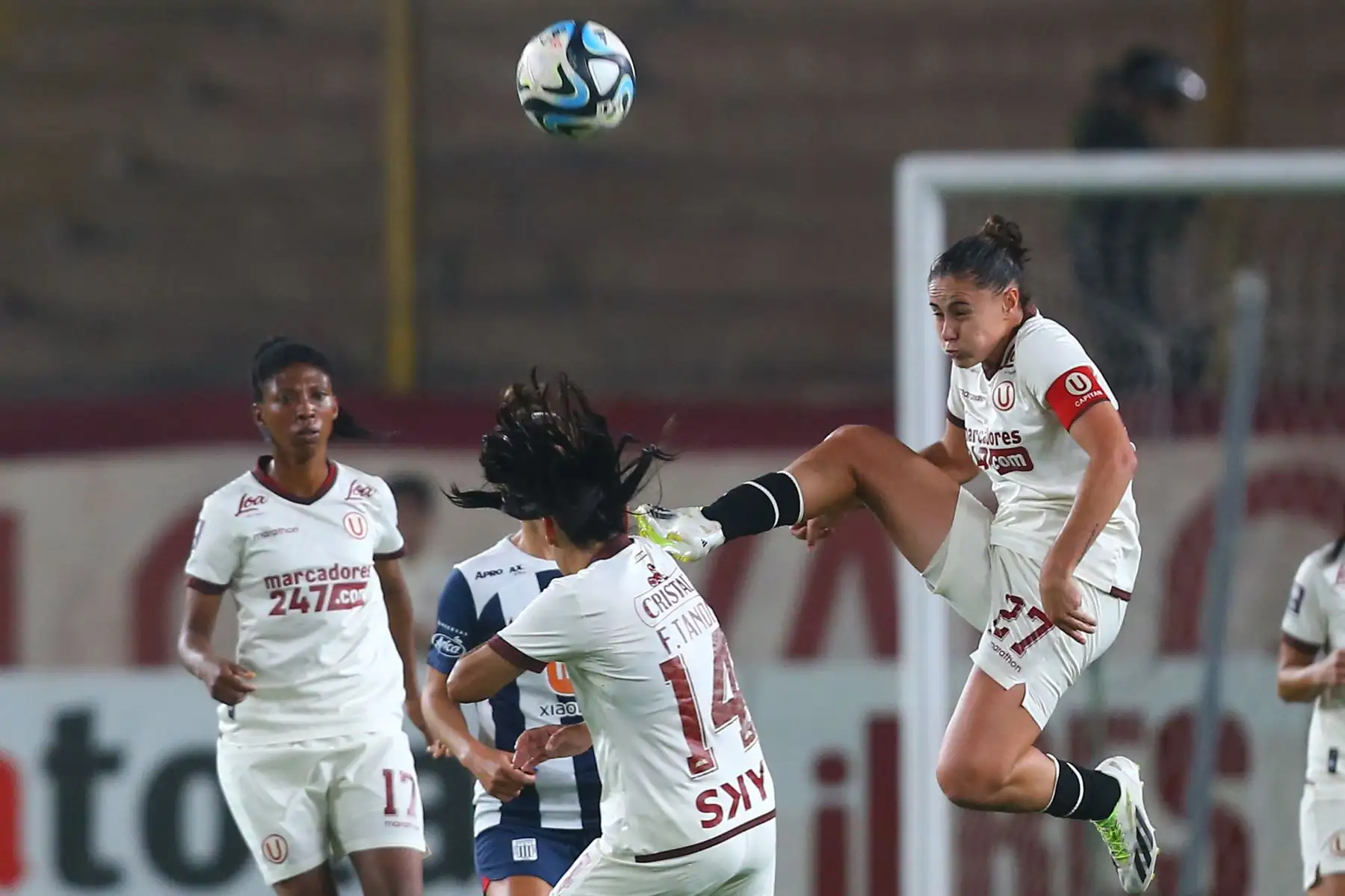 Universitario de Deportes es el campeón  de la Liga Femenina Apuesta Total 2023, tras vencer a Alianza Lima 2 a 0 en  el clásico del futbol femenino jugado en el estadio Monumental de Ate.
Foto: ANDINA/Eddy Ramos