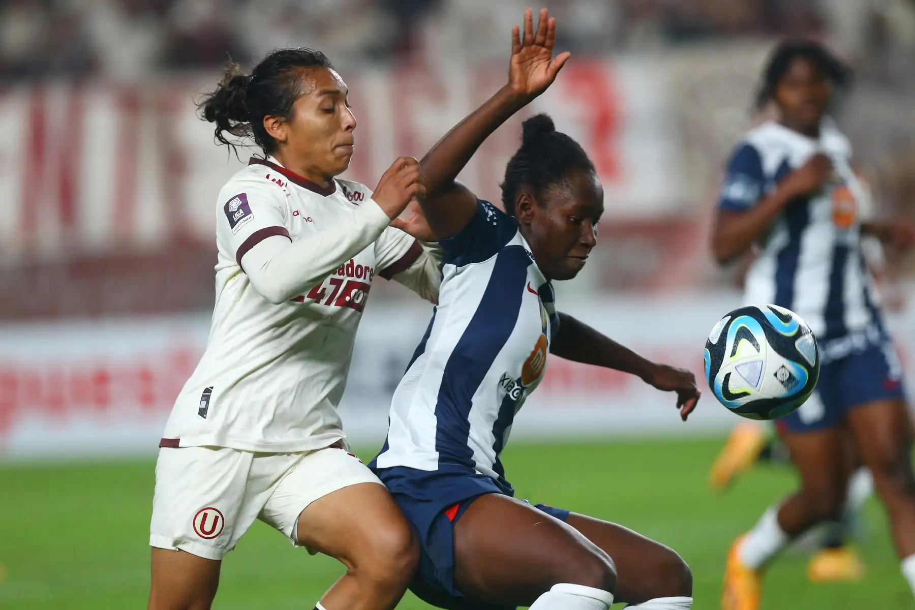 El partido mostró un equilibrio de fuerzas con varias emociones en las porterías a lo largo del primer tiempo, aunque la U tuvo cierto dominio en el control del balón.
Foto: ANDINA/Eddy Ramos