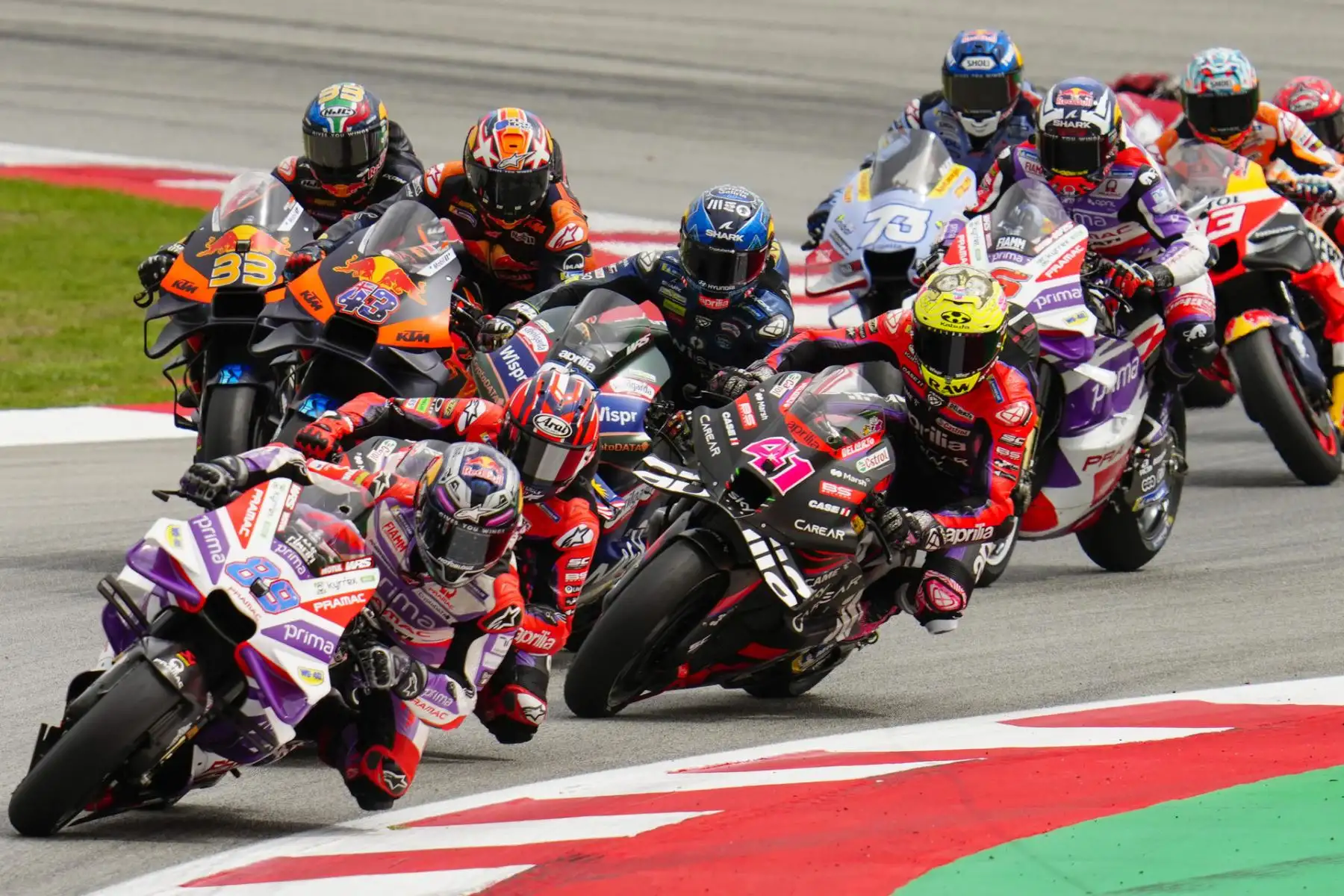 El piloto Jorge Martín (i), del equipo PRIMA PRAMAC RACING este domingo durante la carrera de MotoGP, dentro del Gran Premio Monster Energy de Catalunya en el circuito de Montmeló (Barcelona).
Foto: EFE