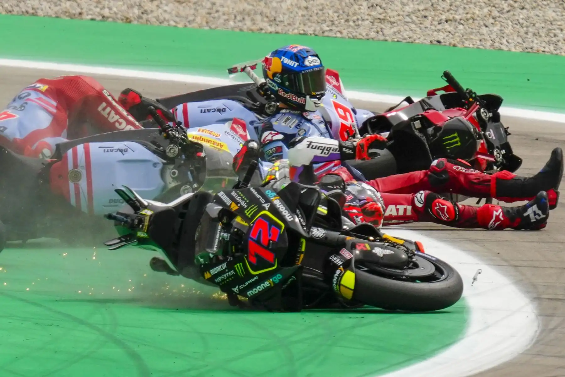 Vista de la caída ocurrida durante la carrera de MotoGP, este domingo en el Gran Premio Monster Energy de Catalunya en el circuito de Montmeló (Barcelona).
Foto: EFE