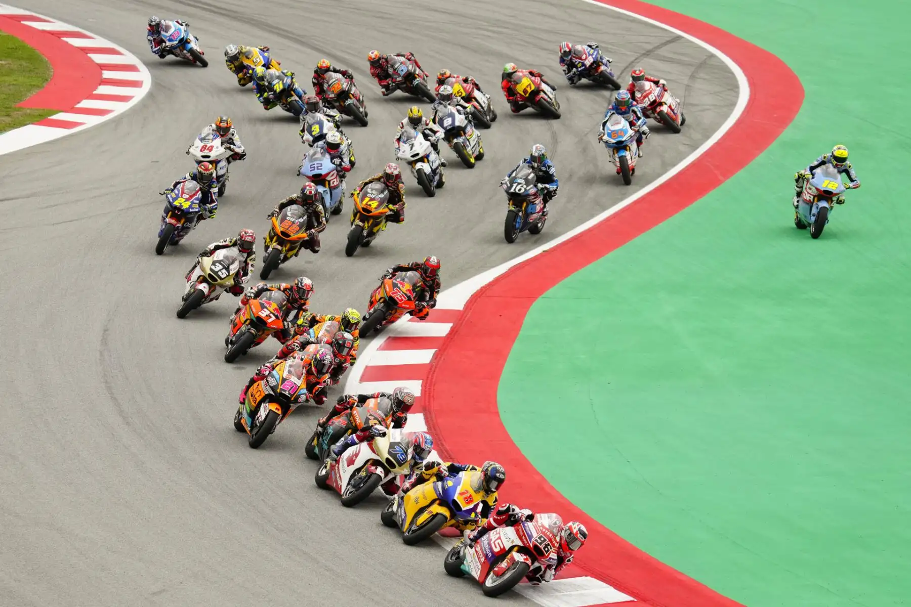 El piloto británico Jake Dixon del equipo ASTERIUS GASGAS ASPAR TEAM (lidera) durante la carrera de Moto2, este domingo en el Gran Premio Monster Energy de Catalunya en el circuito de Montmeló (Barcelona).
Foto: EFE