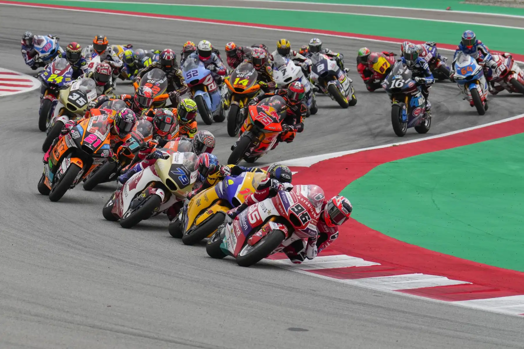 l piloto británico Jake Dixon del equipo ASTERIUS GASGAS ASPAR TEAM (lidera) durante la carrera de Moto2, este domingo en el Gran Premio Monster Energy de Catalunya en el circuito de Montmeló (Barcelona).Foto: EFE