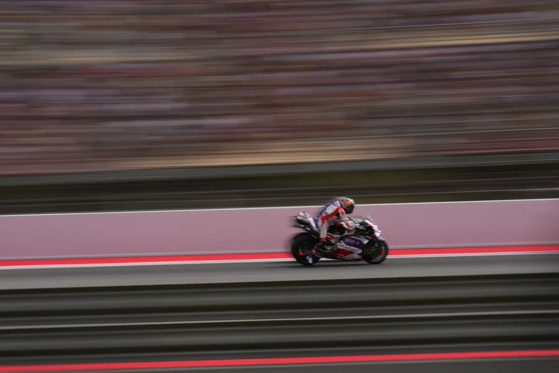 El piloto Jorge Martín, del equipo PRIMA PRAMAC RACING este domingo durante la carrera de MotoGP, dentro del Gran Premio Monster Energy de Catalunya en el circuito de Montmeló (Barcelona).
Foto: EFE