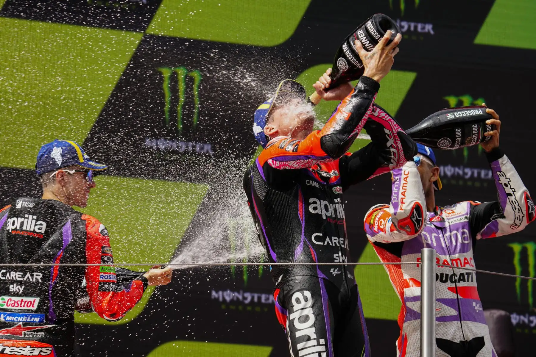 Los pilotos españoles Aleix Espargaró (c), Maverick Viñales (i) y Jorge Martín (d) celebran su pole este domingo durante la carrera de MotoGP, dentro del Gran Premio Monster Energy de Catalunya en el circuito de Montmeló (Barcelona).
Foto: EFE