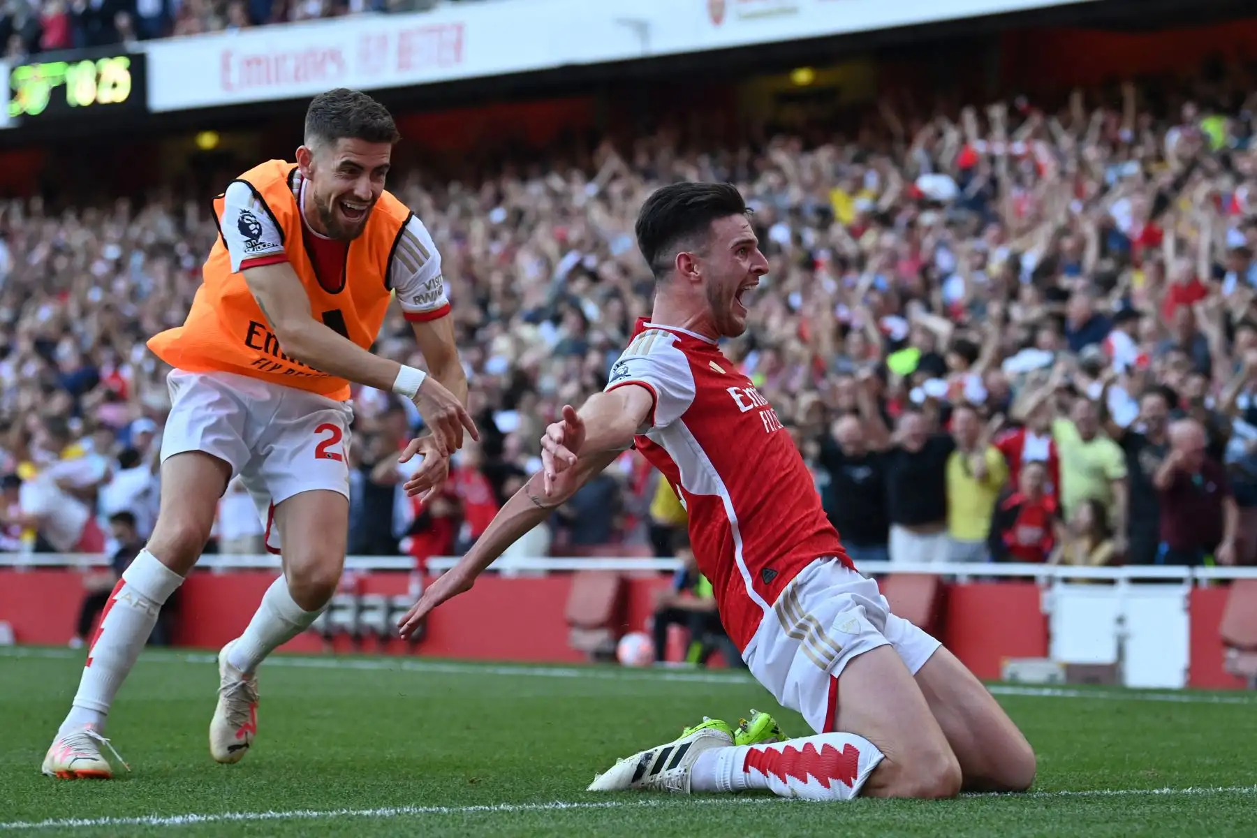 El mediocampista inglés del Arsenal #41 Declan Rice celebra con el mediocampista italiano del Arsenal #20 Jorginho (L) después de marcar su segundo gol durante el partido de fútbol de la Premier League inglesa entre el Arsenal y el Manchester United en el Emirates Stadium de Londres el 3 de septiembre de 2023.
Foto: AFP