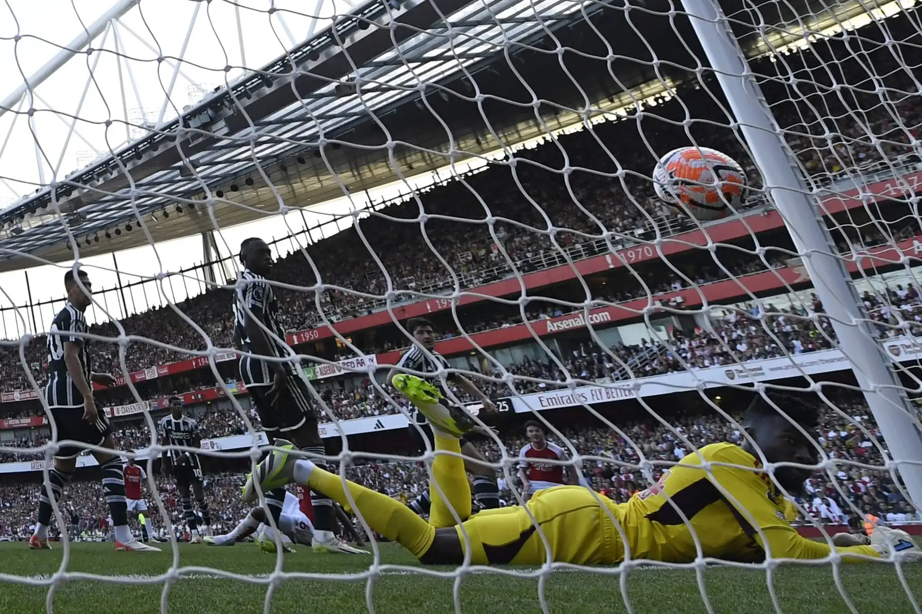 El portero camerunés del Manchester United #24 Andre Onana no puede evitar un disparo del mediocampista inglés del Arsenal #41 Declan Rice haciendo el 2-1 durante el partido de fútbol de la Premier League inglesa entre Arsenal y Manchester United en el Emirates Stadium de Londres el 3 de septiembre de 2023. El Arsenal ganó el partido 3-1.
Foto: AFP