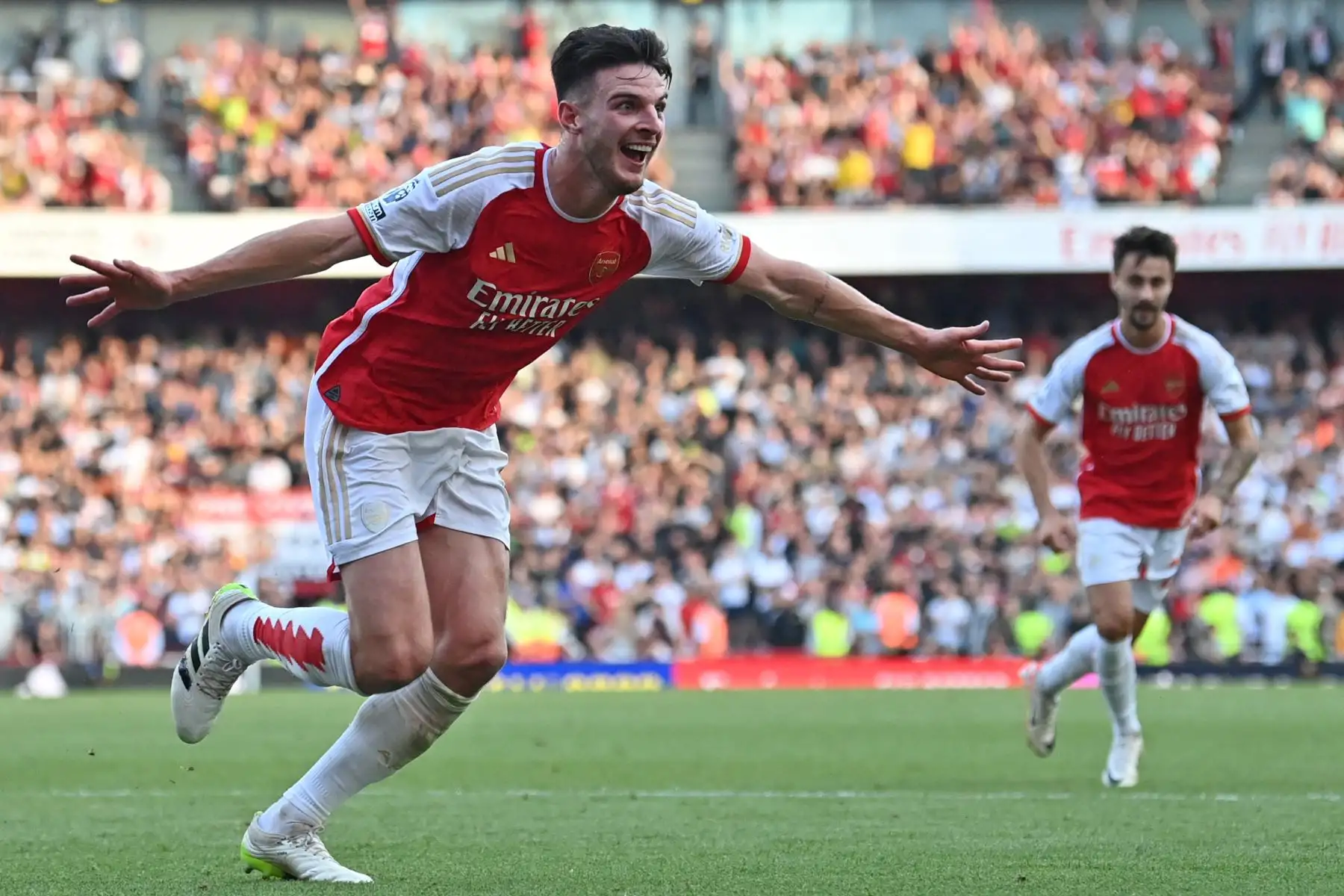 El centrocampista inglés del Arsenal #41 Declan Rice celebra después de marcar su segundo gol durante el partido de fútbol de la Premier League inglesa entre el Arsenal y el Manchester United en el Emirates Stadium de Londres el 3 de septiembre de 2023. El Arsenal ganó el juego 3-1.
Foto: AFP