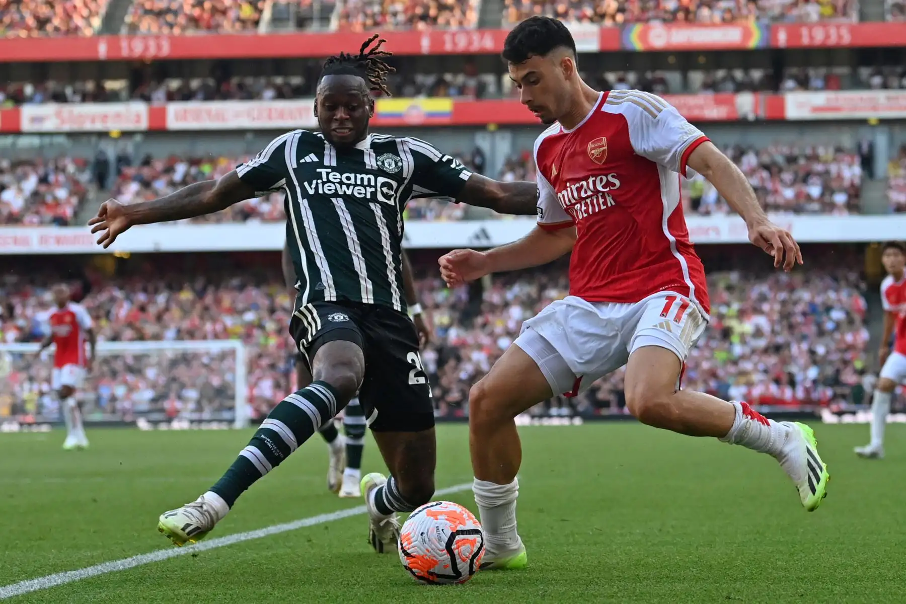 El defensor inglés del Manchester United #29 Aaron Wan-Bissaka (L) compite con el mediocampista brasileño del Arsenal #11 Gabriel Martinelli (R) durante el partido de fútbol de la Premier League inglesa entre Arsenal y Manchester United en el Emirates Stadium de Londres el 3 de septiembre de 2023.
Foto: AFP