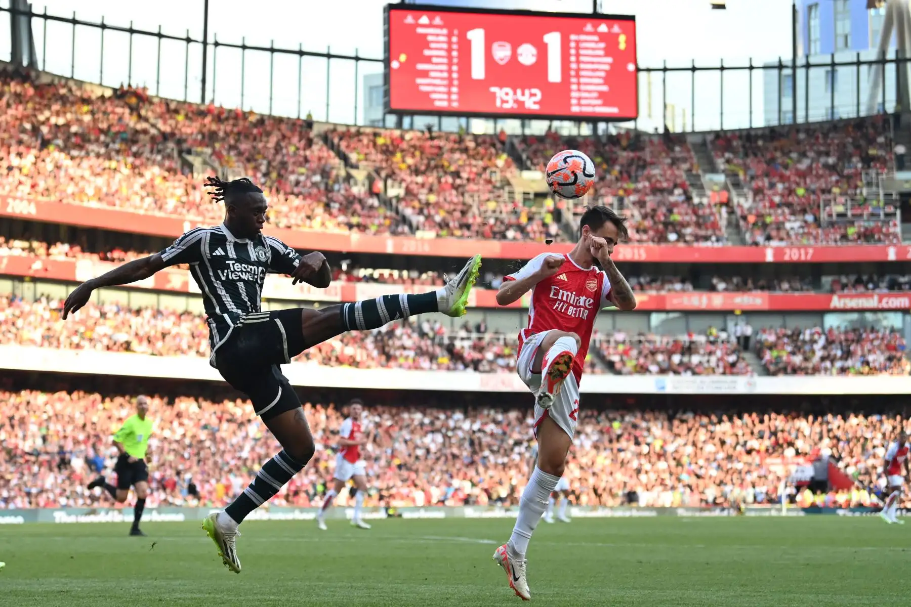 El defensor inglés del Manchester United #29 Aaron Wan-Bissaka (L) se despeja bajo la presión del mediocampista portugués del Arsenal #21 Fabio Vieira (R) durante el partido de fútbol de la Premier League inglesa entre Arsenal y Manchester United en el Emirates Stadium de Londres el 3 de septiembre de 2023. .
Foto: AFP