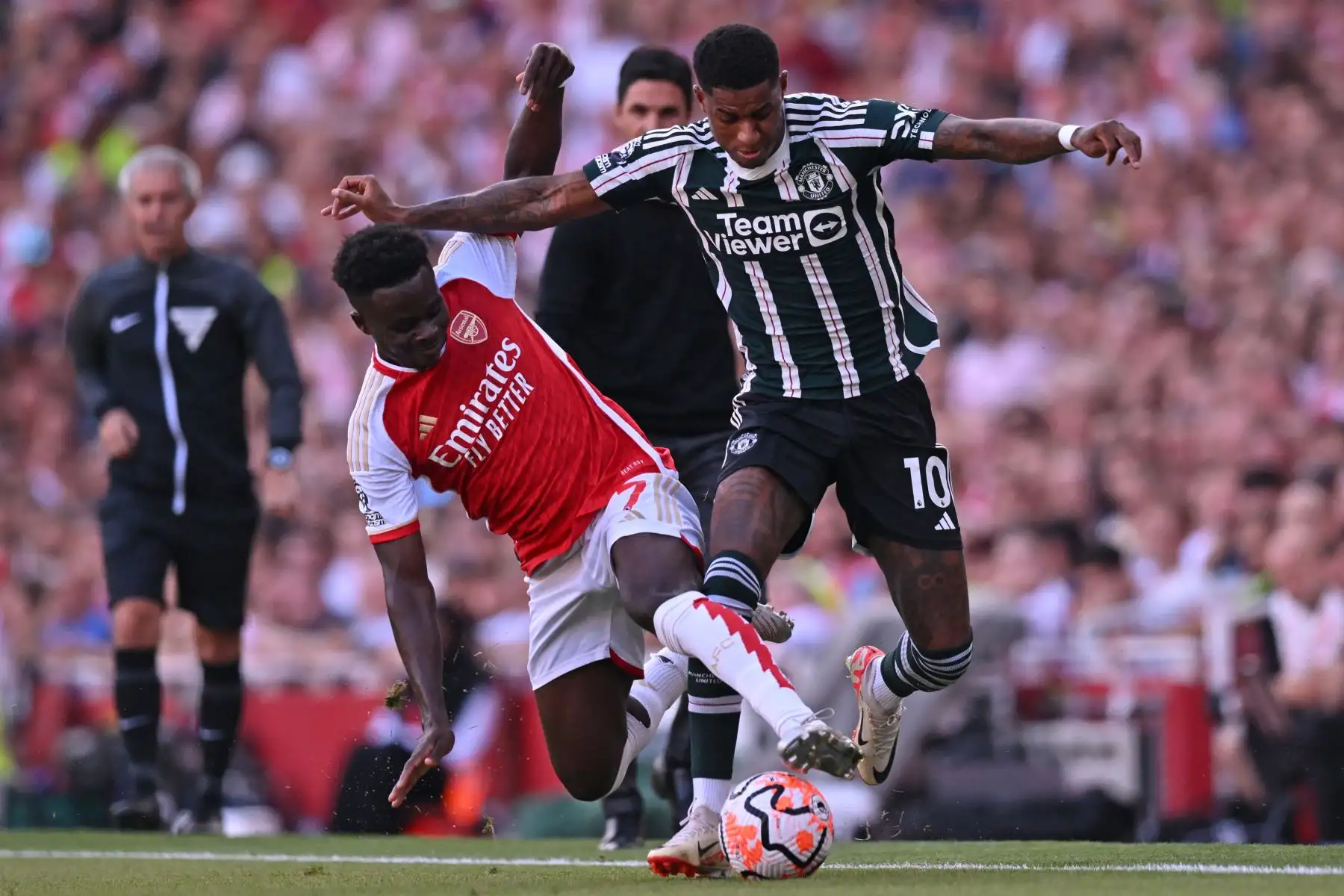 El mediocampista inglés del Arsenal #07 Bukayo Saka (L) compite con el delantero inglés del Manchester United #10 Marcus Rashford (R) durante el partido de fútbol de la Premier League inglesa entre Arsenal y Manchester United en el Emirates Stadium de Londres el 3 de septiembre de 2023.
Foto: AFP