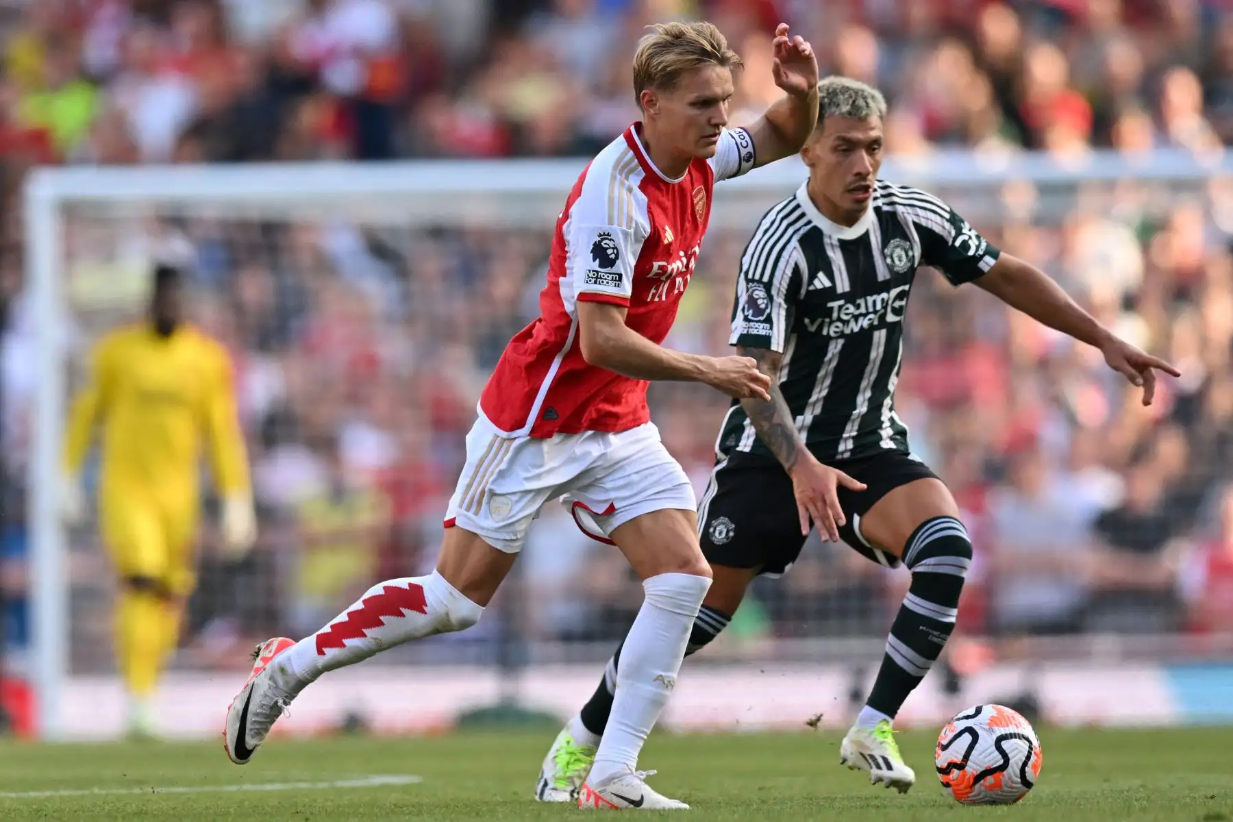 El mediocampista noruego del Arsenal #08 Martin Odegaard (C) compite con el defensor argentino del Manchester United #06 Lisandro Martínez (R) durante el partido de fútbol de la Premier League inglesa entre Arsenal y Manchester United en el Emirates Stadium de Londres el 3 de septiembre de 2023.
Foto: AFP