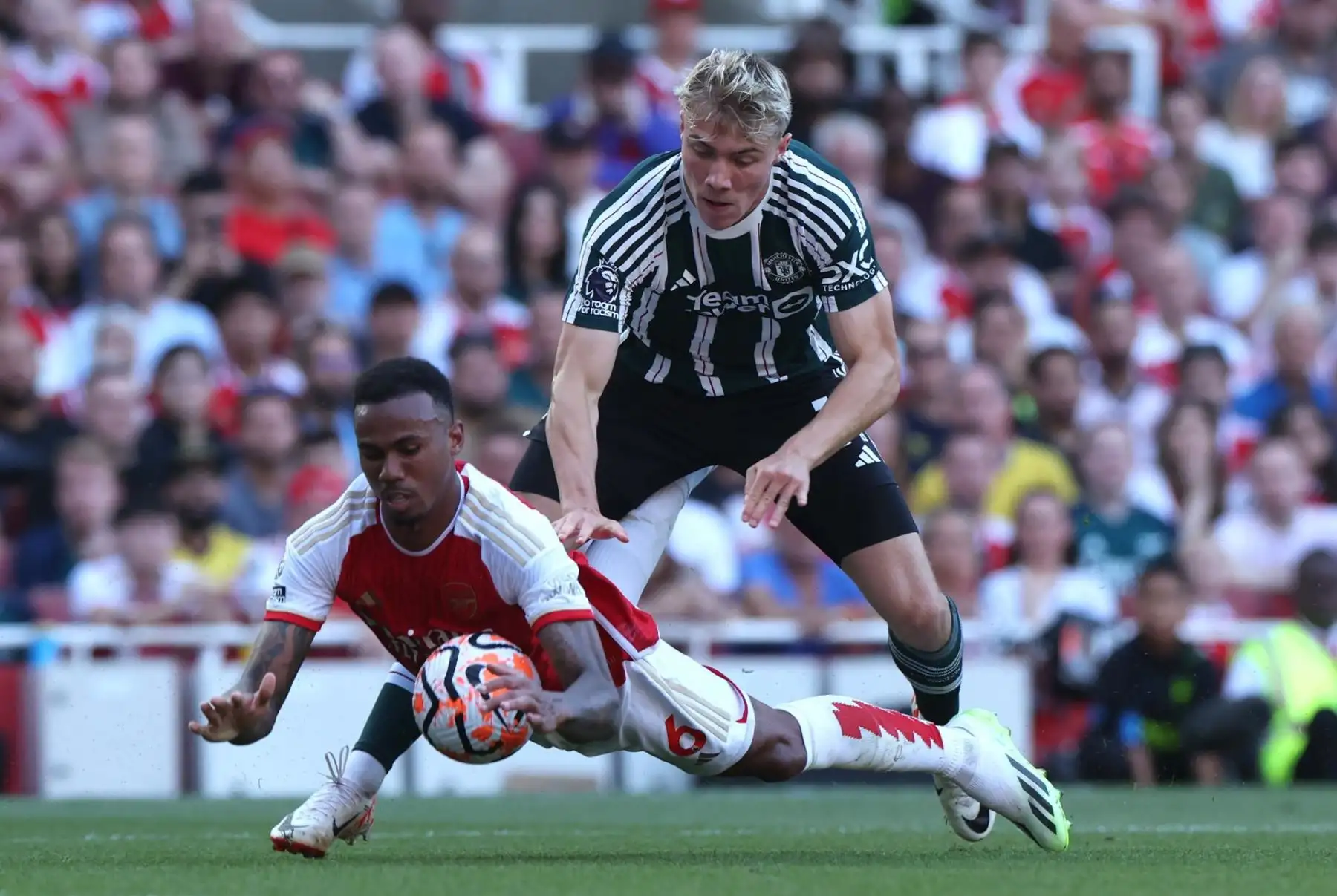 Gabriel Magalhaes (L) del Arsenal y Alejandro Garnacho (R) del Manchester United en acción durante el partido de fútbol de la Premier League inglesa entre el Arsenal FC y el Manchester United, en Londres, Gran Bretaña, el 03 de septiembre de 2023. (Laos, Reino Unido, Londres)

Foto: EFE