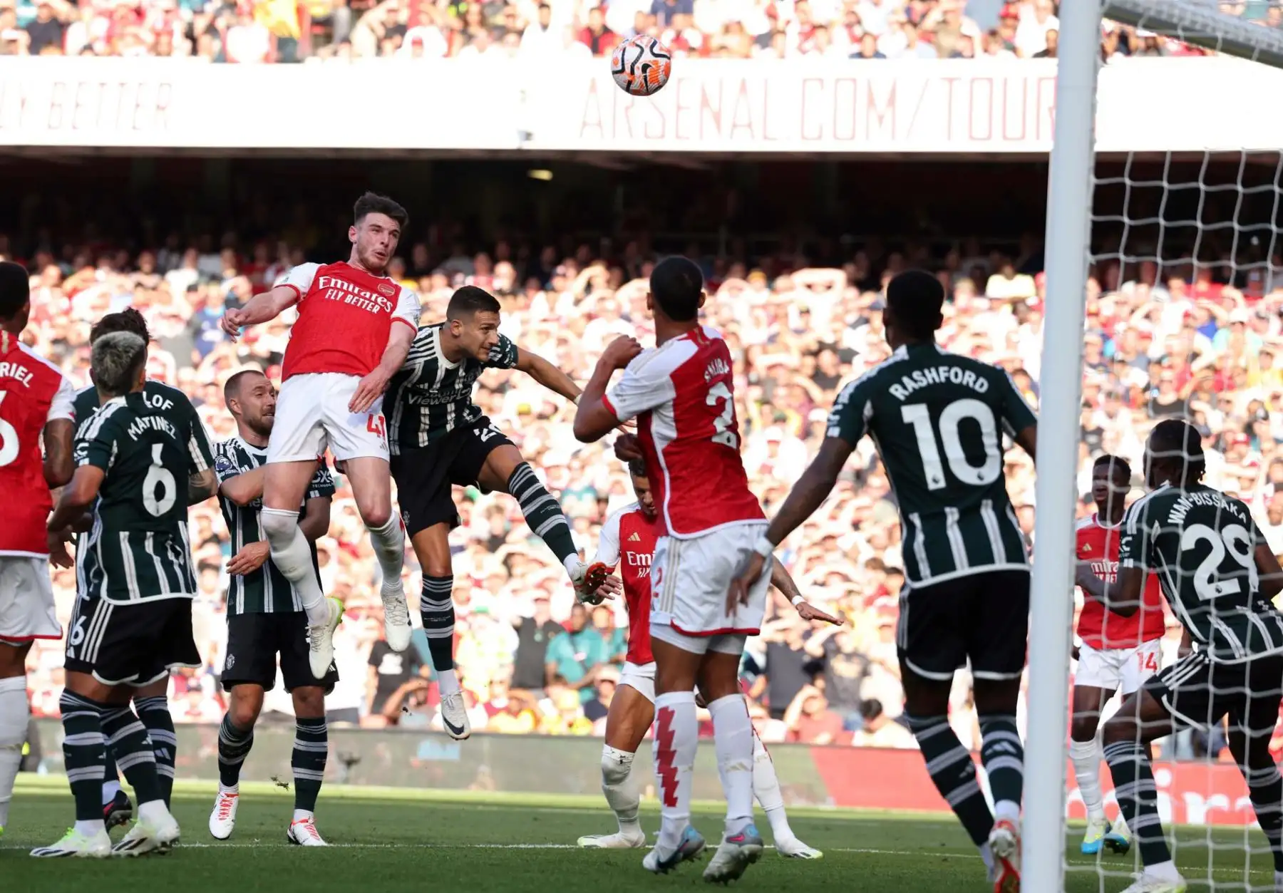 Declan Rice (C) del Arsenal encabeza luego el balón durante el partido de fútbol de la Premier League inglesa entre el Arsenal FC y el Manchester United, en Londres, Gran Bretaña, el 03 de septiembre de 2023. (Reino Unido, Londres)
Foto: EFE