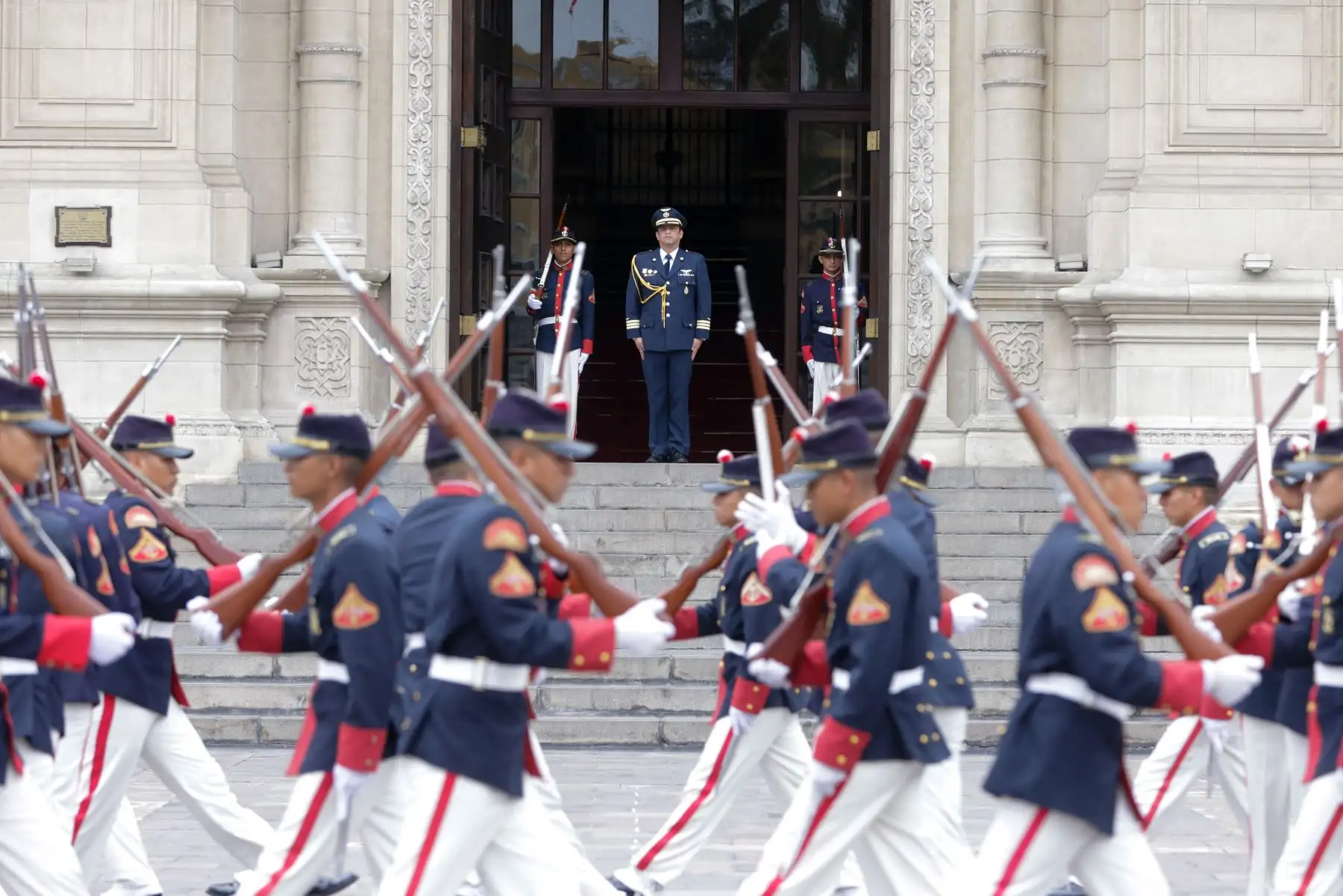 El cambio de guardia es una de las actividades que se realiza tradicionalmente en el espacio ejecutivo más importante de Lima Foto: ANDINA/Prensa Presidencia