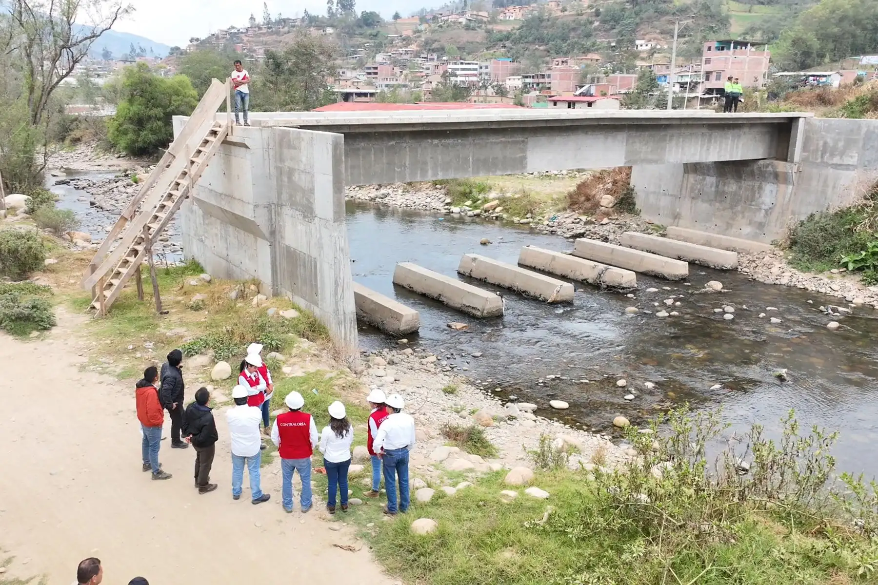 Contralor  Nelson Shack  visita la región Huánuco para supervisar la creación del servicio de movilidad rural del puente Auchi - Ushumayopampa en los distritos de Umari y Molino, Pachitea, Huanuco.
Foto: Contraloría