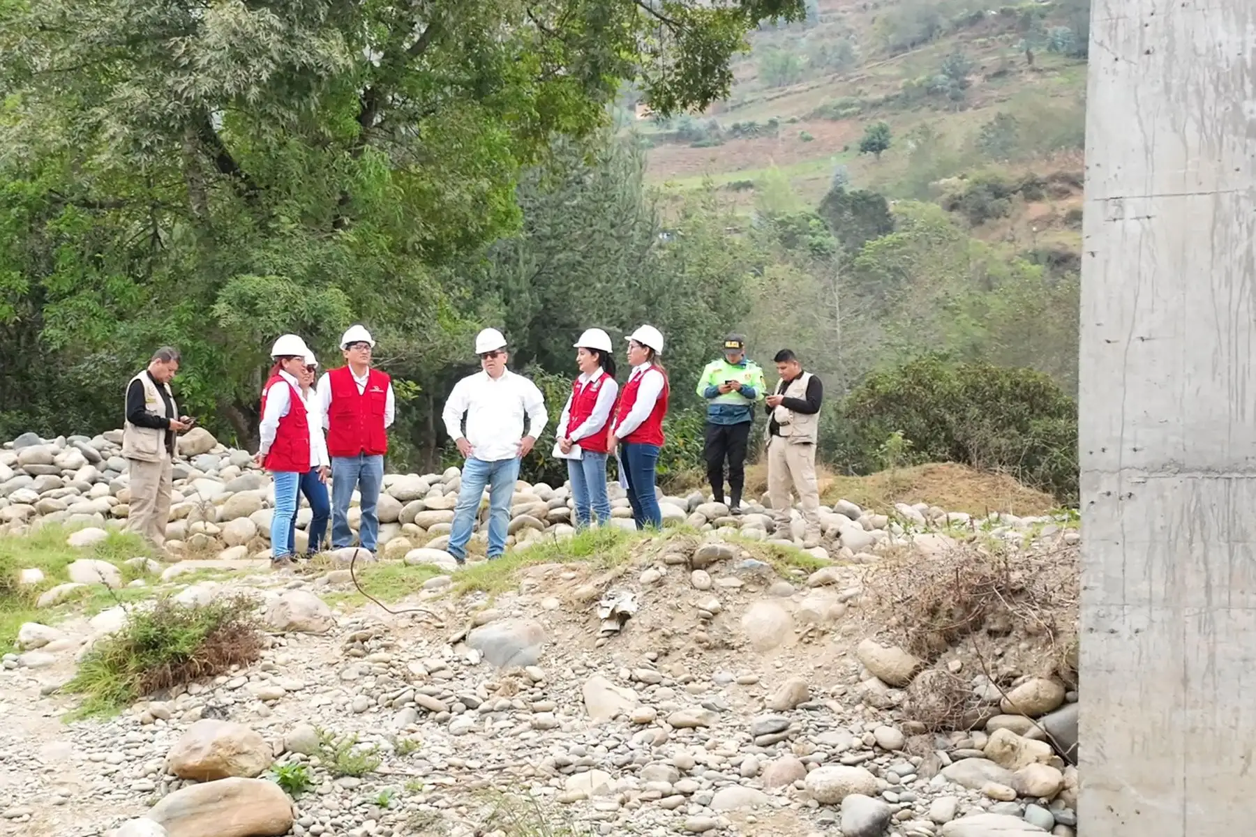 Contralor  Nelson Shack  visita la región Huánuco para supervisar la creación del servicio de movilidad rural del puente Auchi - Ushumayopampa en los distritos de Umari y Molino, Pachitea, Huanuco.
Foto: Contraloría