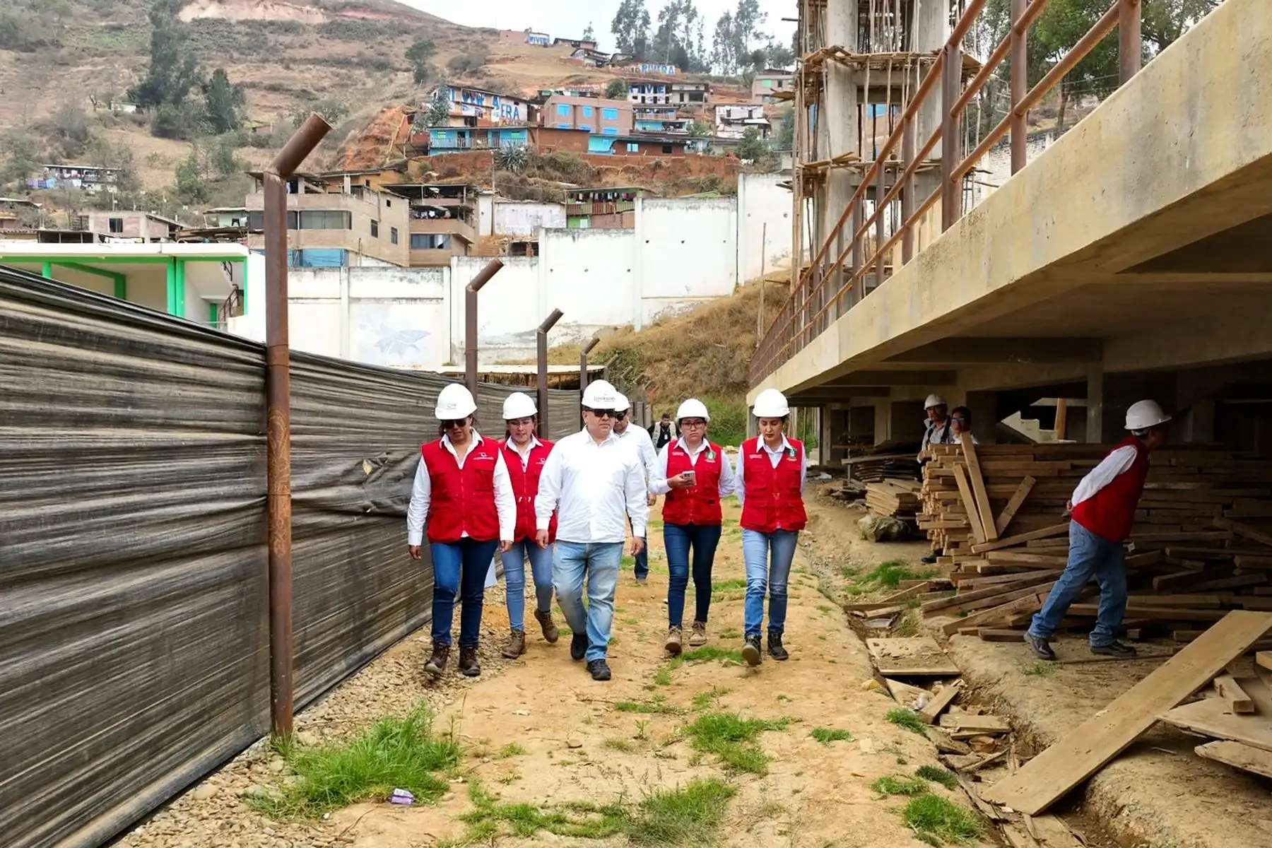 Contralor  de la República, Nelson Shack , realiza visita de supervisión del mejoramiento del estadio municipal de la ciudad de Panao - Pachitea, Huánuco.
Foto: Contraloría