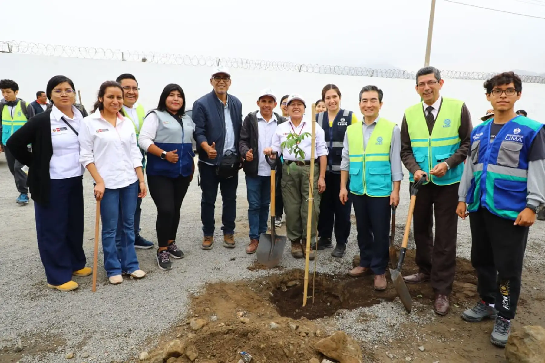 La segunda Gran Cruzada Verde Nacional, que impulsa el Ministerio del Ambiente , continúa su jornada de forestación y/o arborización en diferentes regiones del país, a fin de contribuir a la mejora de la calidad ambiental de las zonas urbanizadas y de promover la participación activa de la ciudadanía en estrecha coordinación con las autoridades.
Foto: Minam