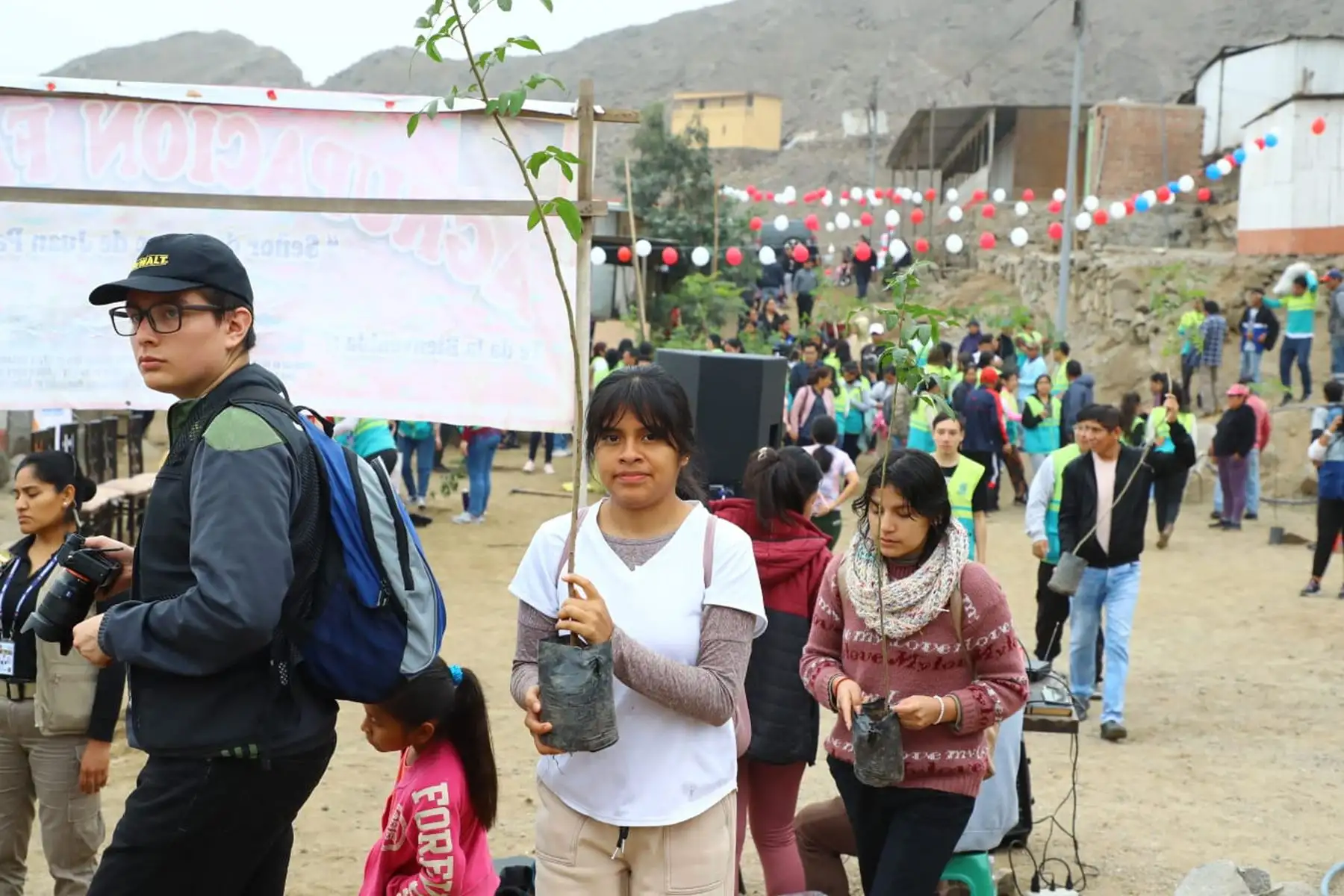 La segunda Gran Cruzada Verde Nacional, que impulsa el Ministerio del Ambiente , continúa su jornada de forestación y/o arborización en diferentes regiones del país, a fin de contribuir a la mejora de la calidad ambiental de las zonas urbanizadas y de promover la participación activa de la ciudadanía en estrecha coordinación con las autoridades.
Foto: Minam