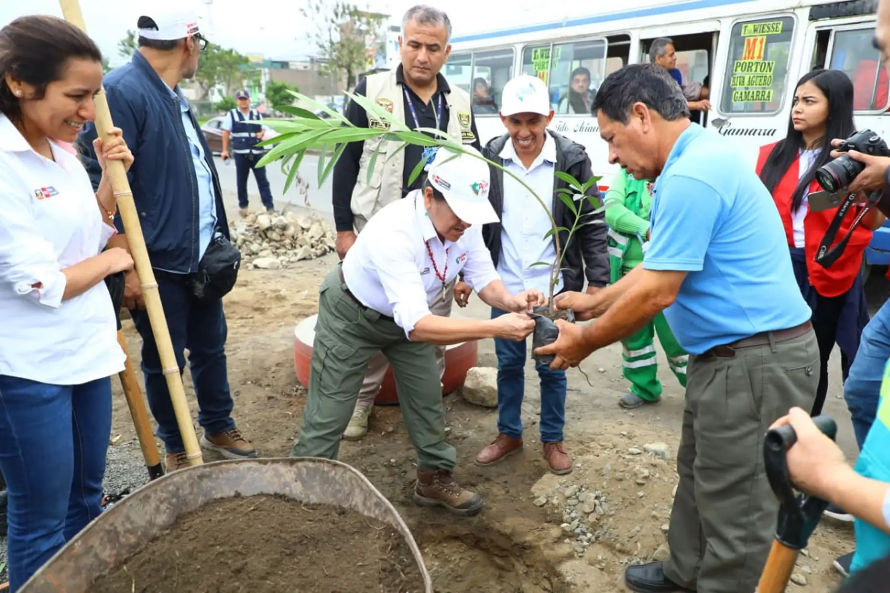La segunda Gran Cruzada Verde Nacional, que impulsa el Ministerio del Ambiente , continúa su jornada de forestación y/o arborización en diferentes regiones del país, a fin de contribuir a la mejora de la calidad ambiental de las zonas urbanizadas y de promover la participación activa de la ciudadanía en estrecha coordinación con las autoridades.
Foto: Minam
