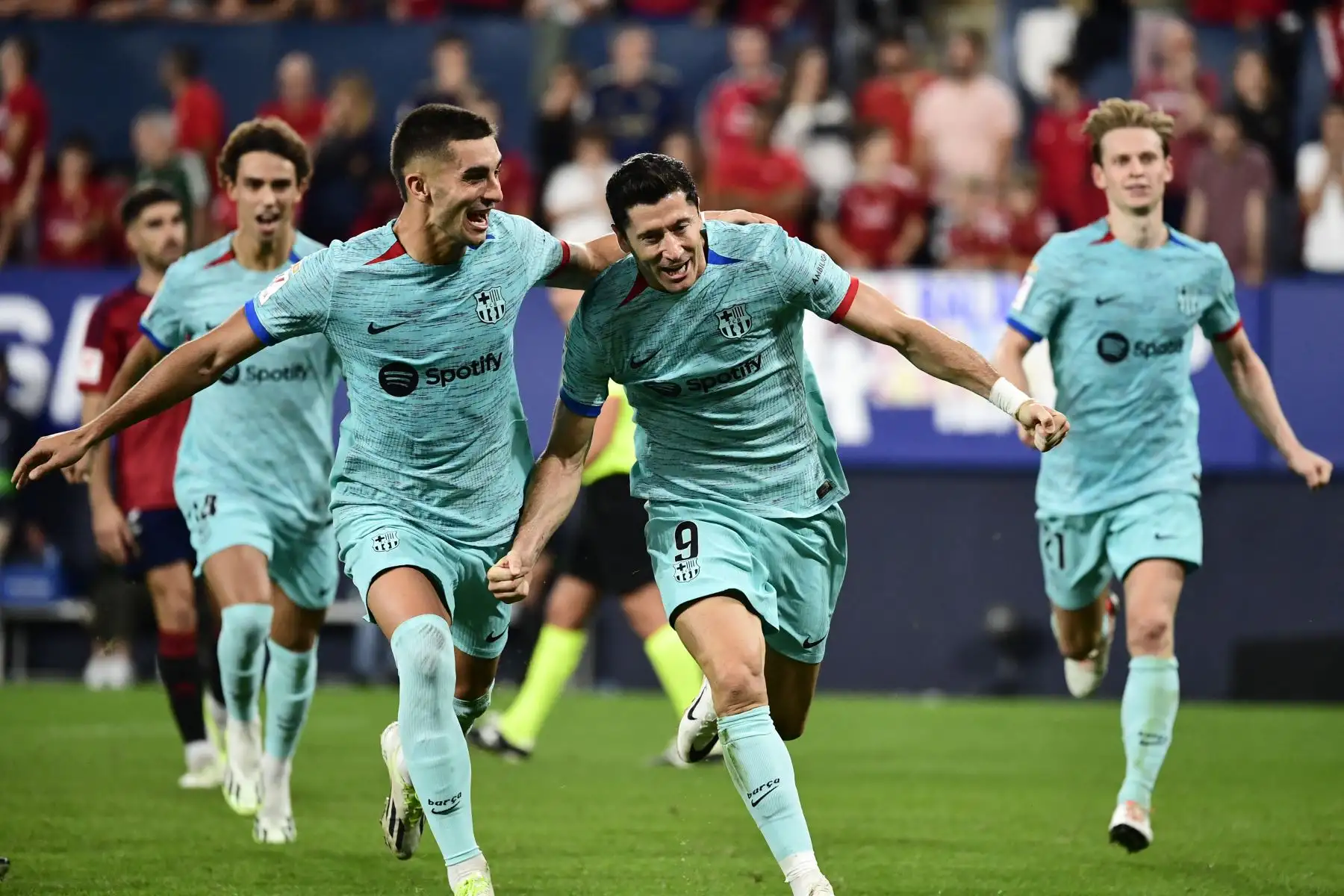 El delantero español del Barcelona  Ferran Torres celebra el gol del delantero polaco del Barcelona Robert Lewandowski marcado desde el punto de penalti durante el partido de fútbol de la Liga española entre el CA Osasuna y el FC Barcelona en el estadio El Sadar de Pamplona.
Foto: AFP