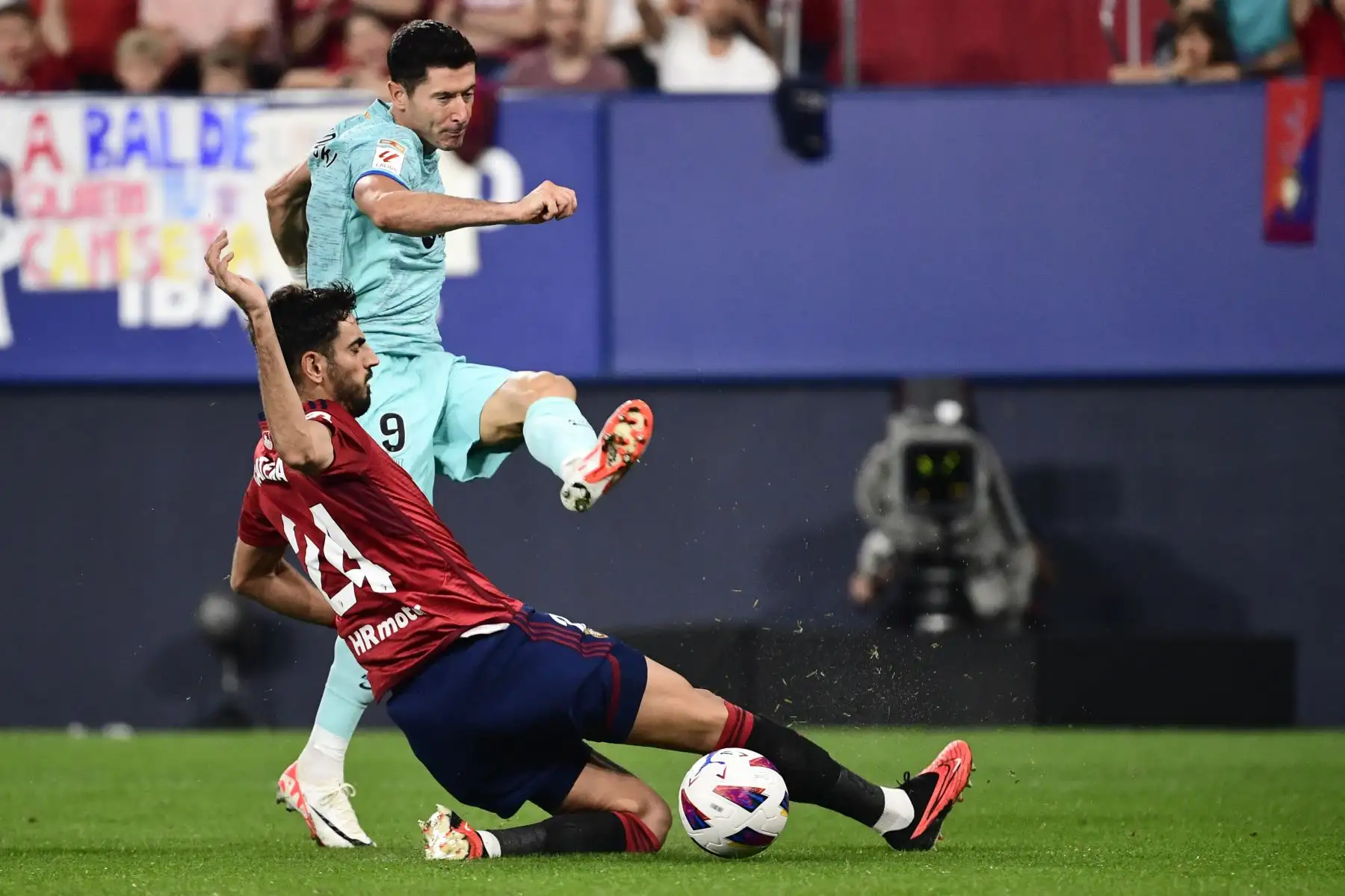 El defensa español de Osasuna Alejandro Catena se enfrenta al delantero polaco de Barcelona, Robert Lewandowski durante el partido de fútbol de la Liga española entre CA Osasuna y FC Barcelona en el estadio El Sadar de Pamplona .
Foto: AFP
