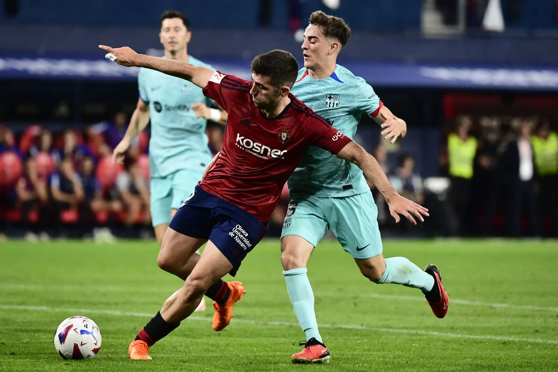 El defensor español de Osasuna , Jesús Areso Blanco  es desafiado por el centrocampista español de Barcelona , Gavi durante el partido de fútbol de la Liga española entre CA Osasuna y FC Barcelona en el estadio El Sadar de Pamplona.
Foto: AFP