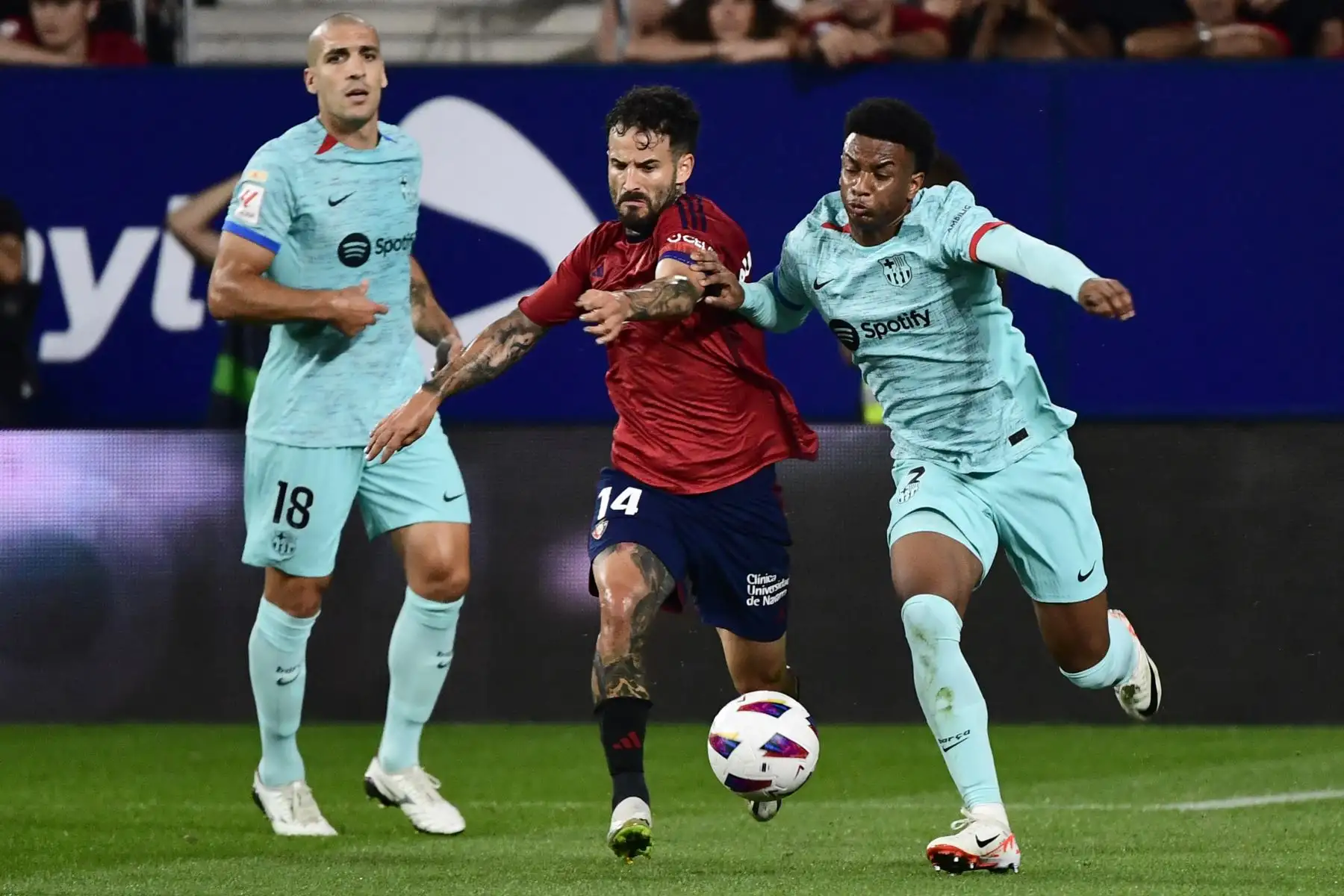 El mediocampista español de Osasuna, Rubén García Santos compite con el defensor español de Barcelona, Alejandro Balde junto al mediocampista español de Barcelona, Oriol Romeu durante el partido de fútbol de la Liga española entre CA Osasuna y FC Barcelona en el estadio El Sadar de Pamplona.
Foto: AFP