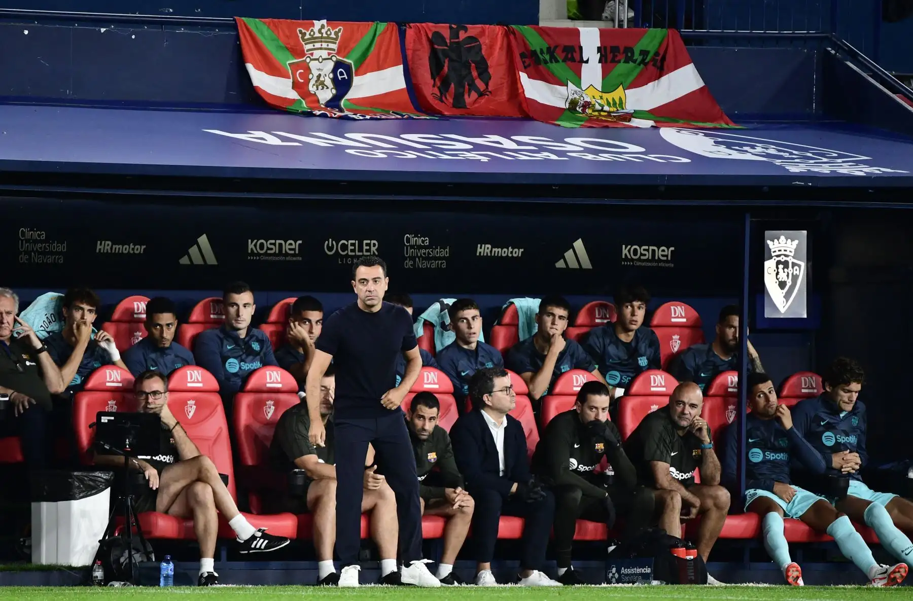 El entrenador español del Barcelona, ​​Xavi, está cerca del banquillo durante el partido de fútbol de la Liga española entre el CA Osasuna y el FC Barcelona en el estadio El Sadar de Pamplona.
Foto: AFP