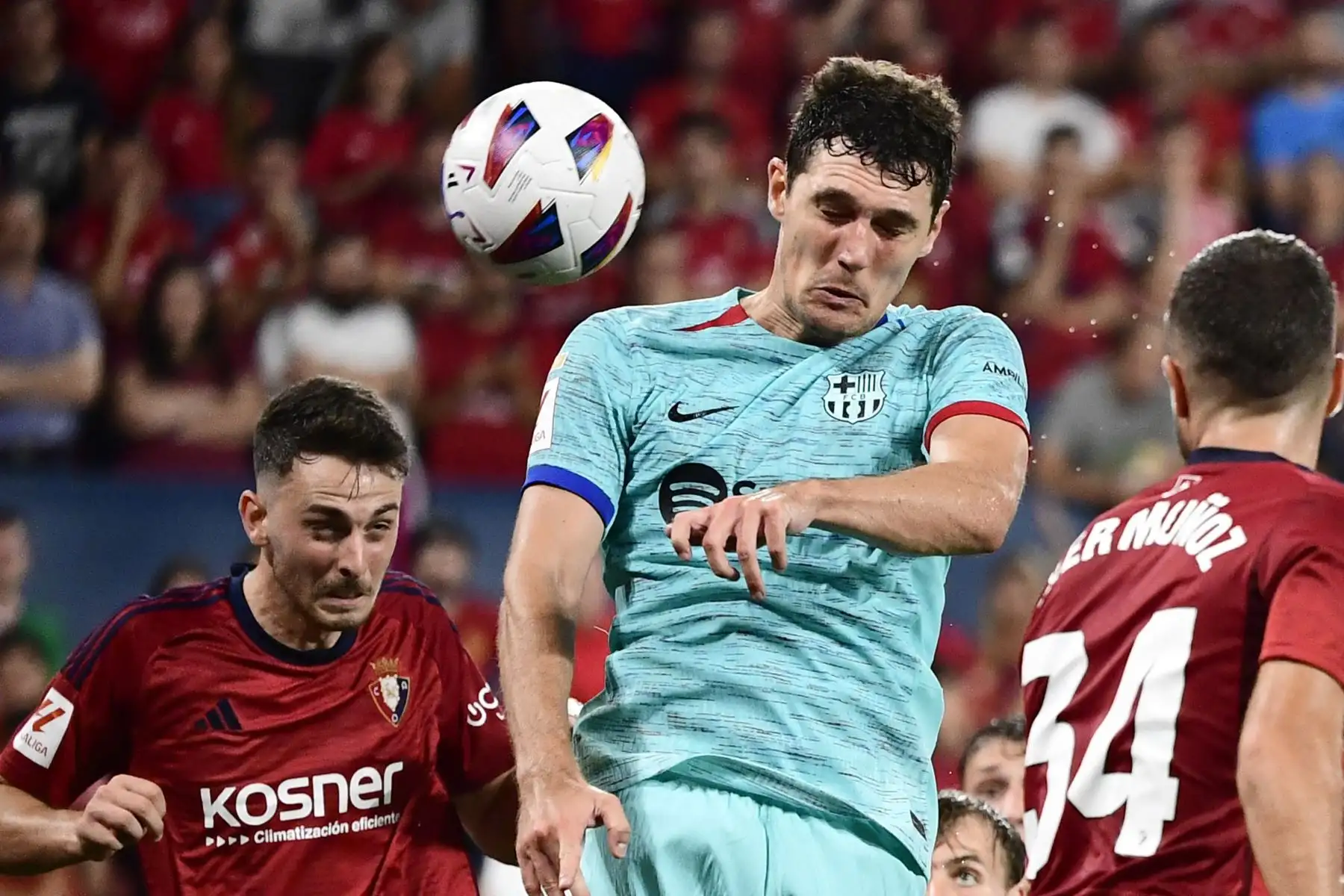 El delantero español de Osasuna, Raúl García de Haro y el centrocampista español de Osasuna,  Iker Muñoz compiten por un cabezazo con el defensa danés del Barcelona #15 Andreas Christensen durante el partido de fútbol de la Liga española entre CA Osasuna y FC Barcelona en el estadio El Sadar de Pamplona.
Foto: AFP