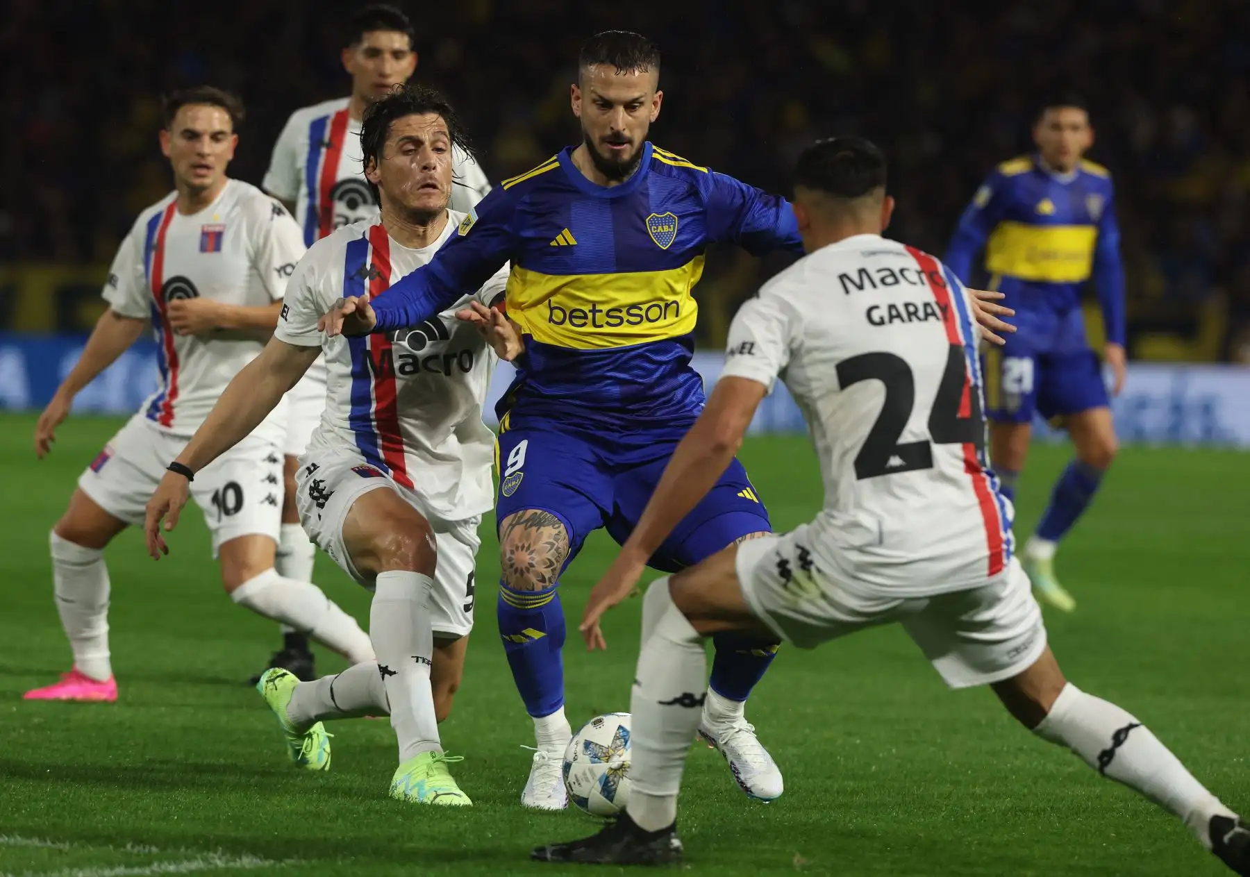El delantero de Boca Juniors, Darío Benedetto  controla el balón entre el defensor de Tigre Martín Garay y el mediocampista Sebastián Prediger (        durante el partido de fútbol de la Copa de la Liga Profesional entre Boca Juniors y Tigre en el estadio La Bombonera de Buenos Aires,
Foto: AFP