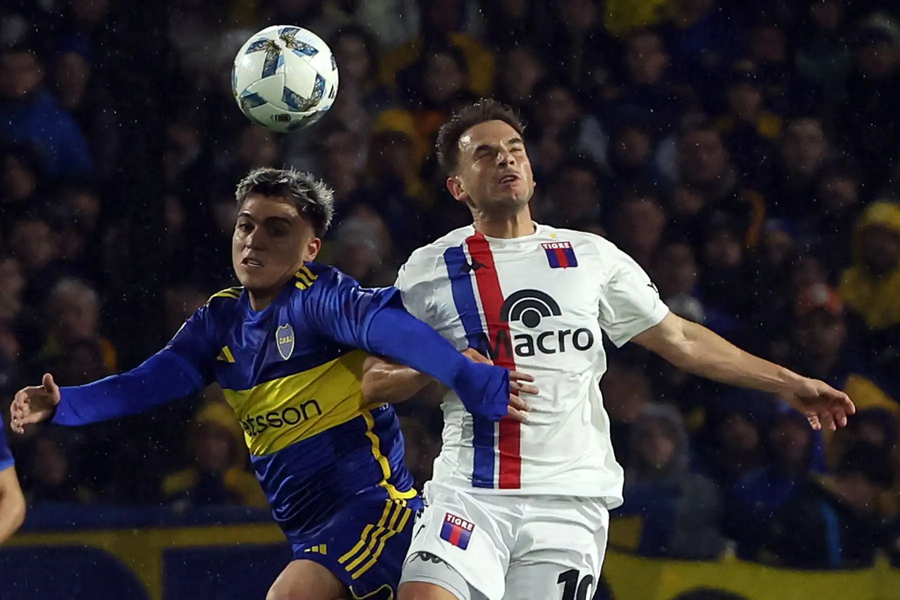 El  delantero de Boca Juniors, Exequiel Zeballos , compite por el balón con el mediocampista de Tigre, Lucas Menossi , durante el partido de fútbol de la Copa de la Liga Profesional entre Boca Juniors y Tigre en el estadio La Bombonera de Buenos Aires.
Foto: AFP
