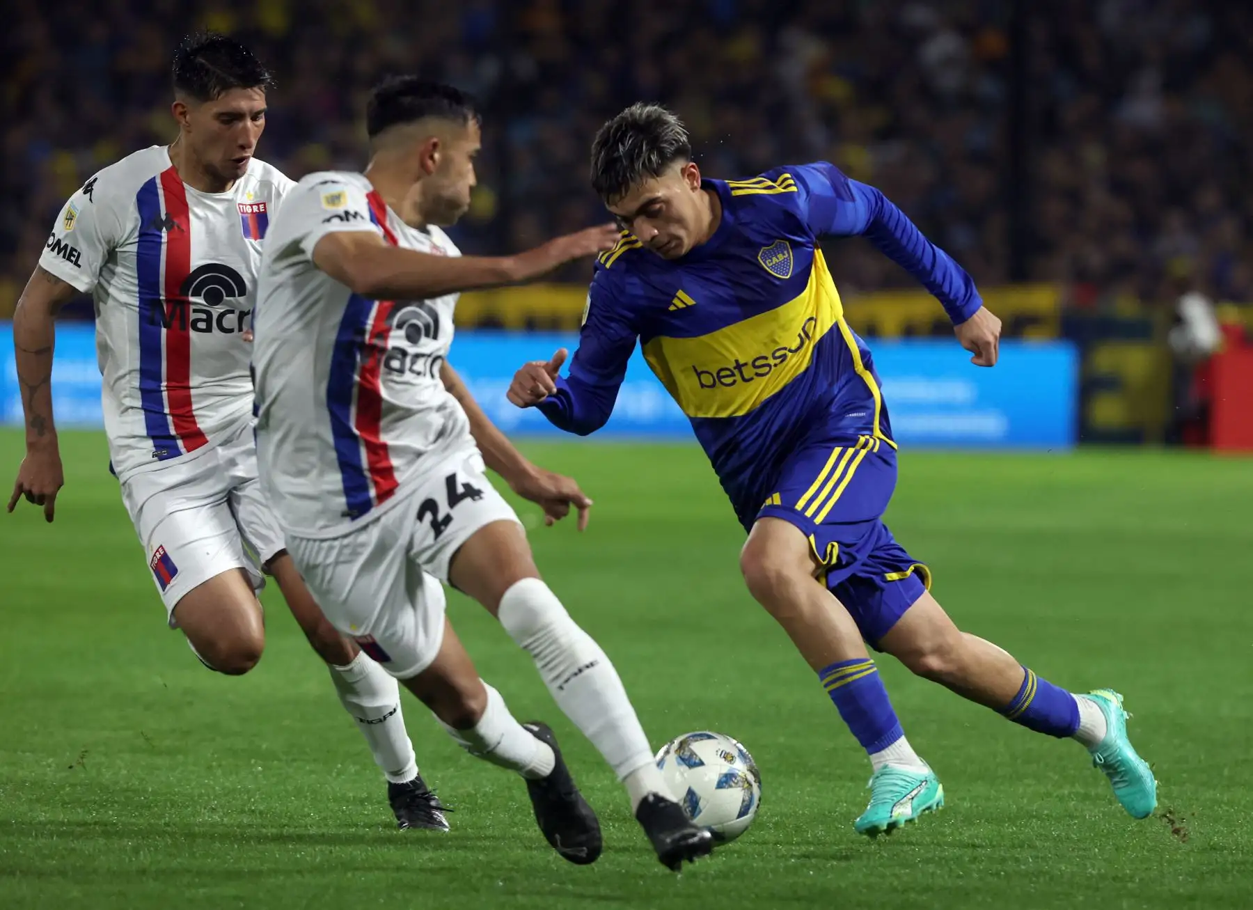 El delantero de Boca Juniors, Exequiel Zeballos, compite por el balón con el defensor de Tigre, Martín Garay , durante el partido de fútbol de la Copa de la Liga Profesional entre Boca Juniors y Tigre en el estadio La Bombonera de Buenos Aires.
Foto: AFP